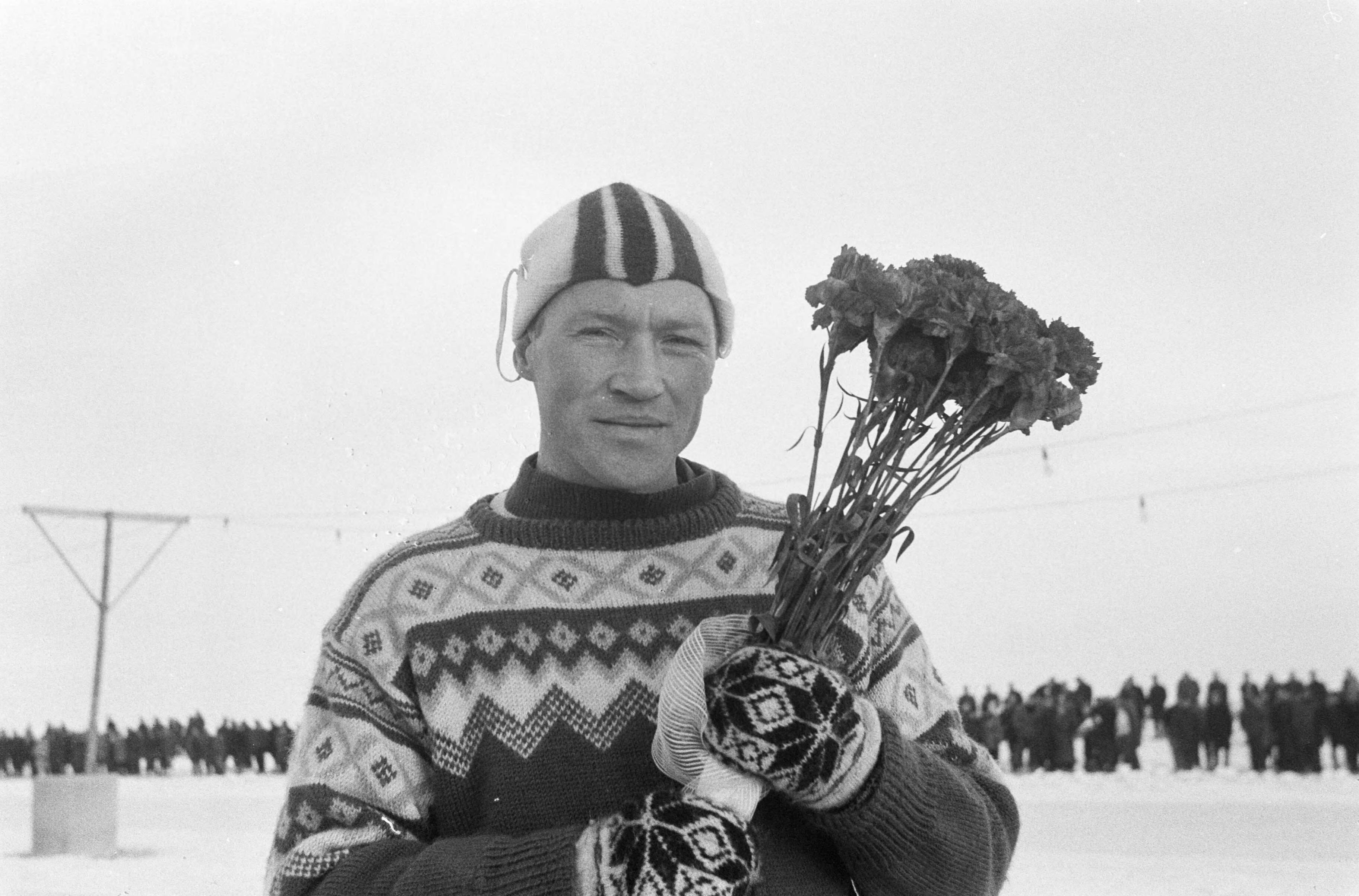 Fotocollectie Anefo — Langebaanwedstrijden schaatsen in Ter Aar. De Elfstedentochtwinnaar Reinier Paping met bloemen — Foto: Koch, Eric / Anefo. Licentie: Set B: Rechtenvrij / Publiek Domein. Bron: Nationaal Archief. http://hdl.handle.net/10648/aa26e6c2-d0b4-102d-bcf8-003048976d84