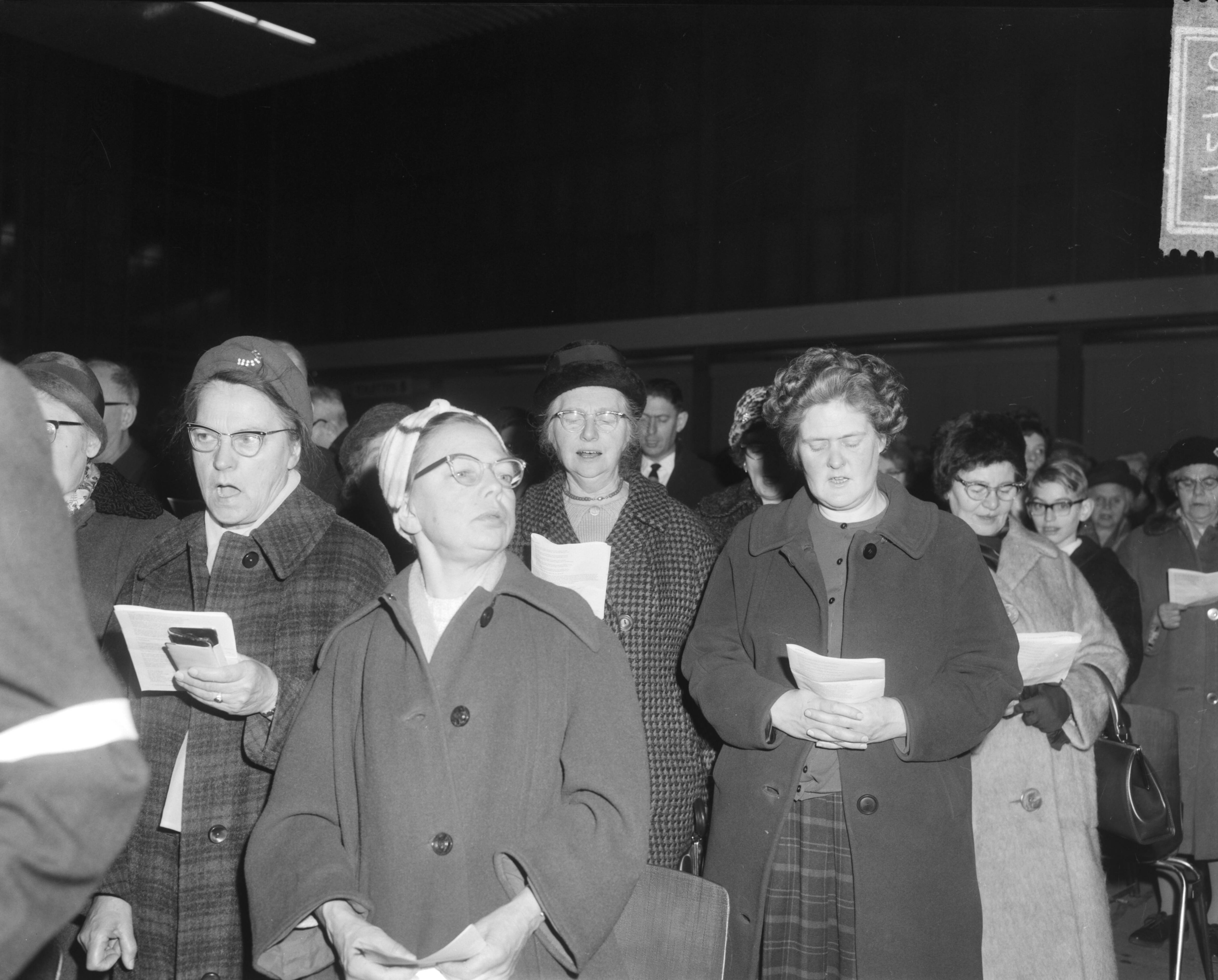 Fotocollectie Anefo — Samenzang in het nieuwe RAI-gebouw te Amsterdam door 5000 mensen — Foto: Bilsen, Joop van / Anefo. Licentie: Set B: Rechtenvrij / Publiek Domein. Bron: Nationaal Archief. http://hdl.handle.net/10648/aa8a18b4-d0b4-102d-bcf8-003048976d84