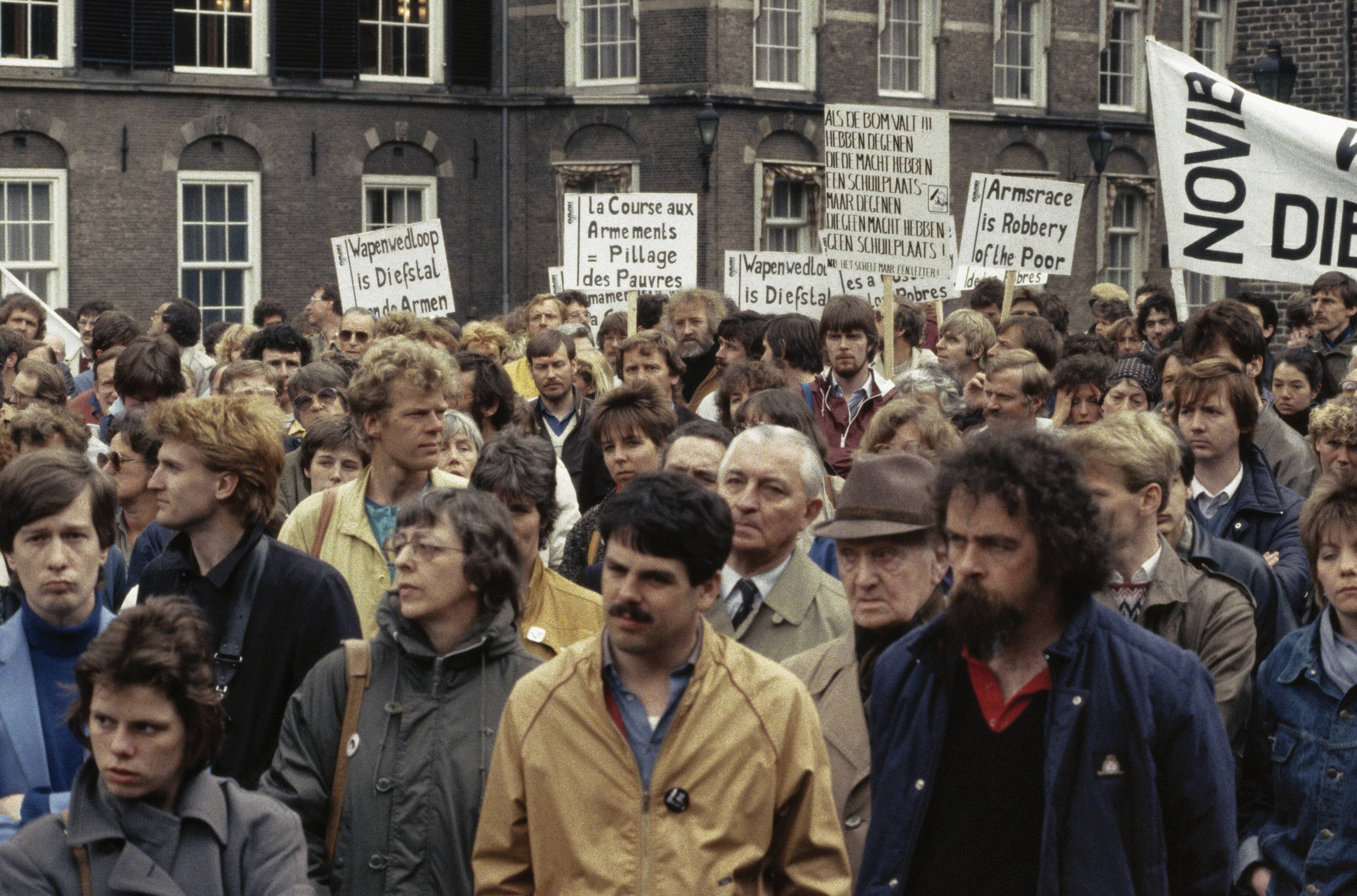 Fotocollectie Anefo — 2 Minuten stilte tegen kernwapens op Binnenhof in Den Haag ; groep mensen op Binnenhof — Foto: Croes, Rob C. / Anefo. Licentie: Set B: Rechtenvrij / Publiek Domein. Bron: Nationaal Archief. http://hdl.handle.net/10648/ad8b7c60-d0b4-102d-bcf8-003048976d84