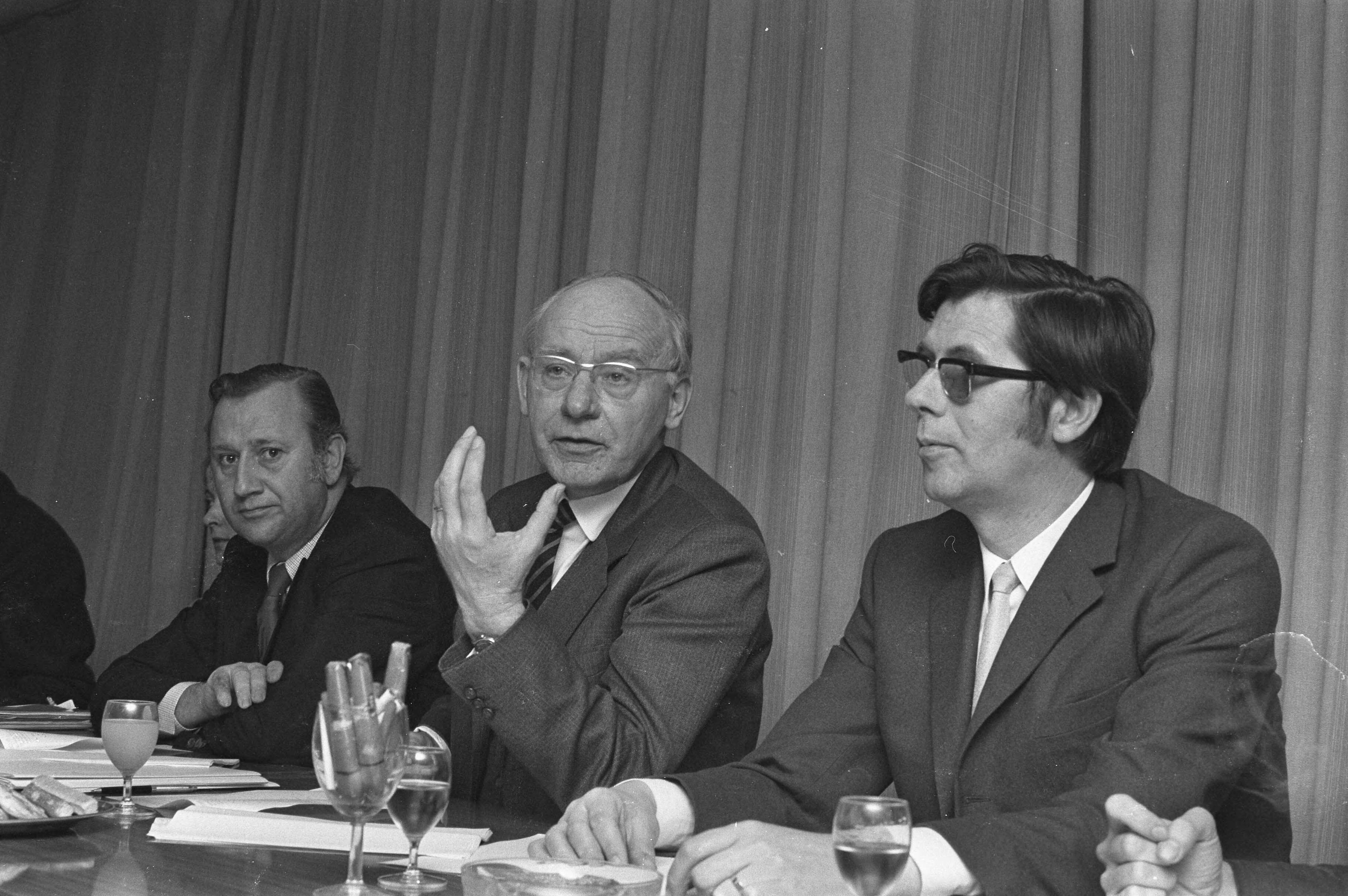 Fotocollectie Anefo — Gemeenschappelijk ontwerpregeringsprogramma PvdA, D66, PPR; toelichting in Nieuwspoort, Den Haag ; v.l.n.r. Beekmans (D66), Vondeling (PvdA), Tonnaer (PPR) / — Foto: Evers, Joost / Anefo. Licentie: Set B: Rechtenvrij / Publiek Domein. Bron: Nationaal Archief. http://hdl.handle.net/10648/abb4eaca-d0b4-102d-bcf8-003048976d84