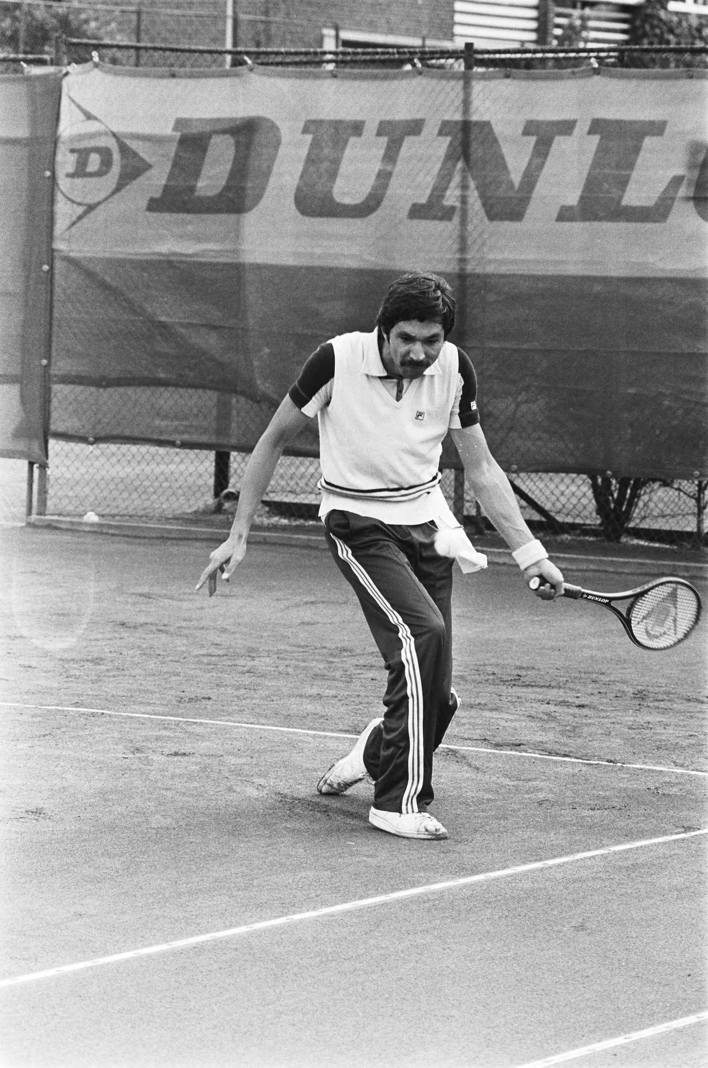Fotocollectie Anefo — Nationale tenniskampioenschappen op METS, Den Haag — Foto: Verhoeff, Bert / Anefo. Licentie: Set B: Rechtenvrij / Publiek Domein. Bron: Nationaal Archief. http://hdl.handle.net/10648/acb9c396-d0b4-102d-bcf8-003048976d84
