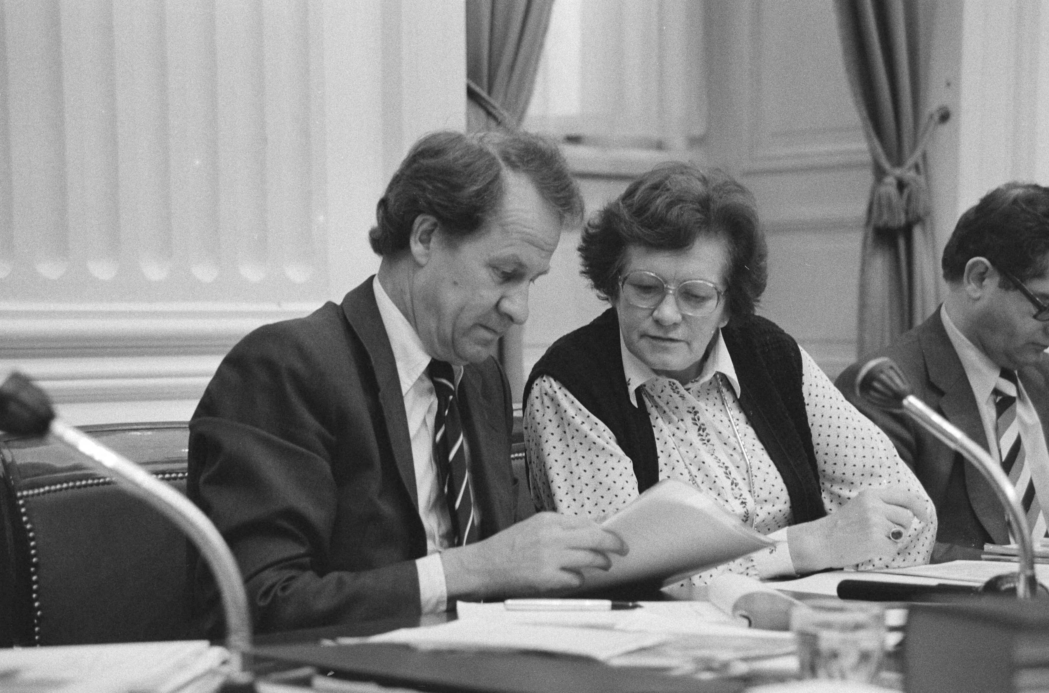 Fotocollectie Anefo — Vaste kamercommissie voor Volkshuisvesting en Ruimtelijke Ordening in Den Haag , Brokx met voorz. van Presidium, mw. Cornelissen (CDA) — Foto: Dijk, Hans van / Anefo. Licentie: Set B: Rechtenvrij / Publiek Domein. Bron: Nationaal Archief. http://hdl.handle.net/10648/acec0ae0-d0b4-102d-bcf8-003048976d84
