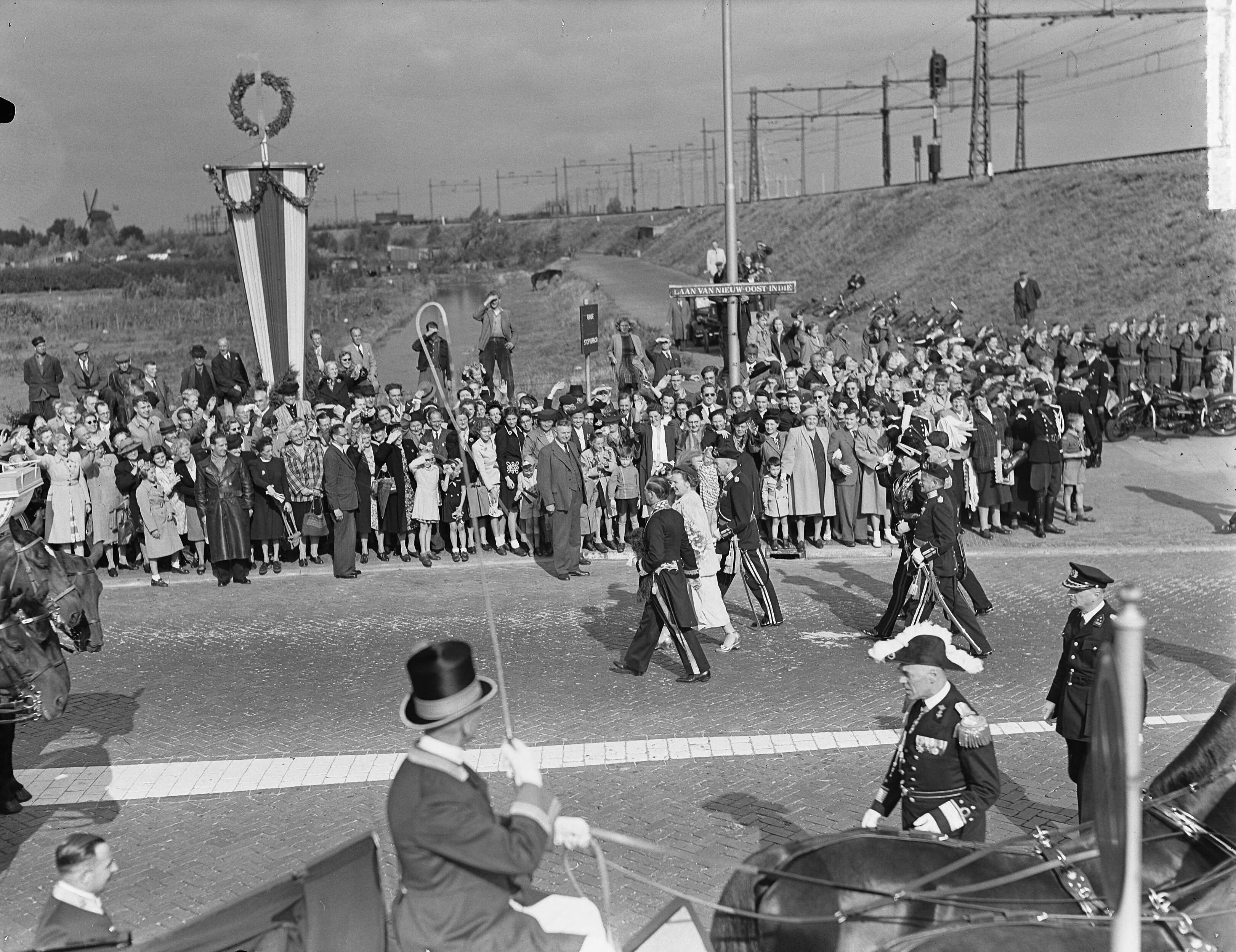 Intocht van koningin Juliana in Den Haag (1948) — Intocht Koningin Juliana in Den Haag. Op weg naar de calèche — Foto: Noske, J.D. / Anefo. Licentie: Set B: Rechtenvrij / Publiek Domein. Bron: Nationaal Archief. http://hdl.handle.net/10648/a8bd2cc4-d0b4-102d-bcf8-003048976d84
