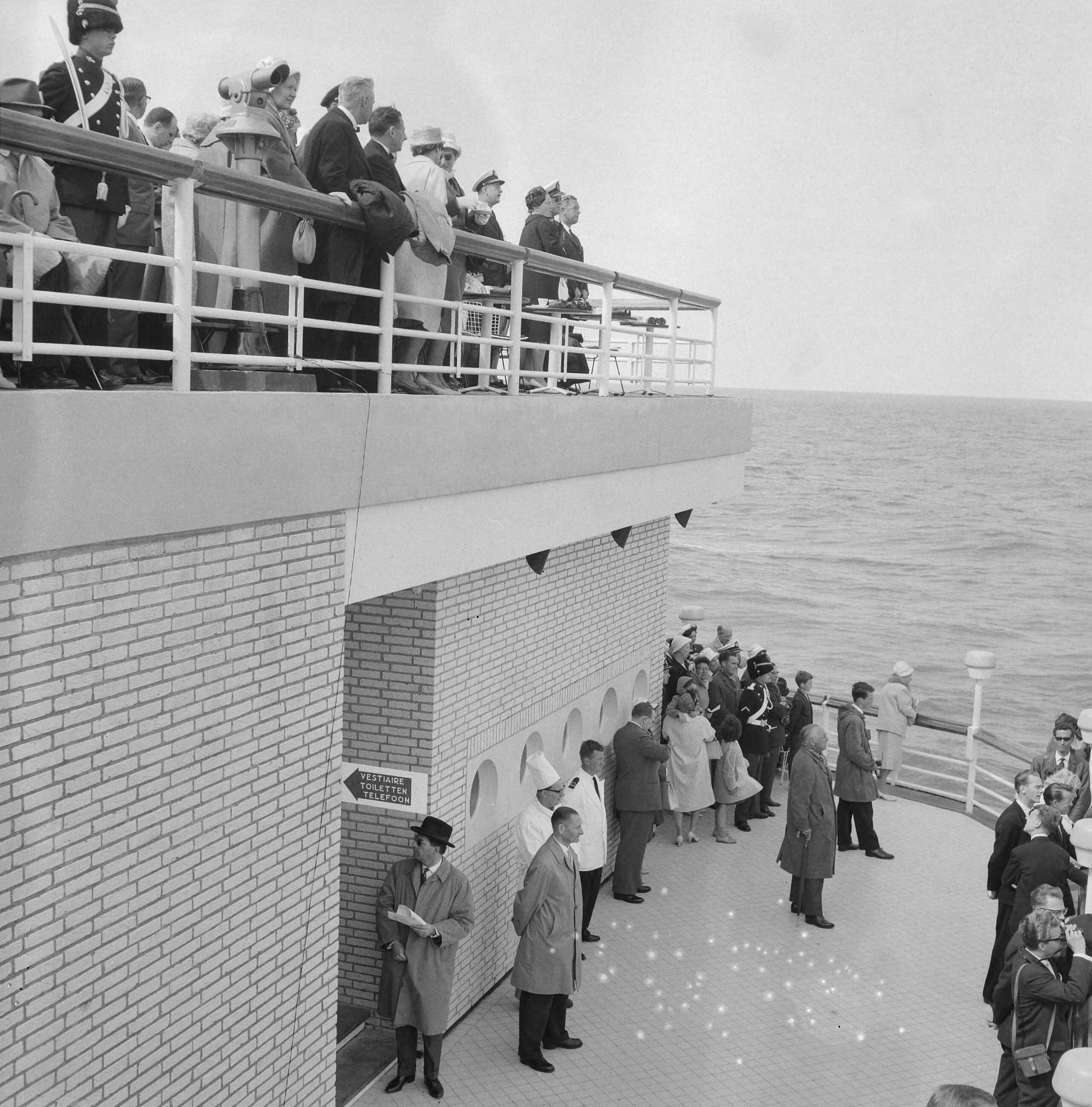 Fotocollectie Anefo — Vlootschouw Scheveningen. Koninklijk paar op de Pier — Foto: Lindeboom, Henk / Anefo. Licentie: Set B: Rechtenvrij / Publiek Domein. Bron: Nationaal Archief. http://hdl.handle.net/10648/a9dbc264-d0b4-102d-bcf8-003048976d84