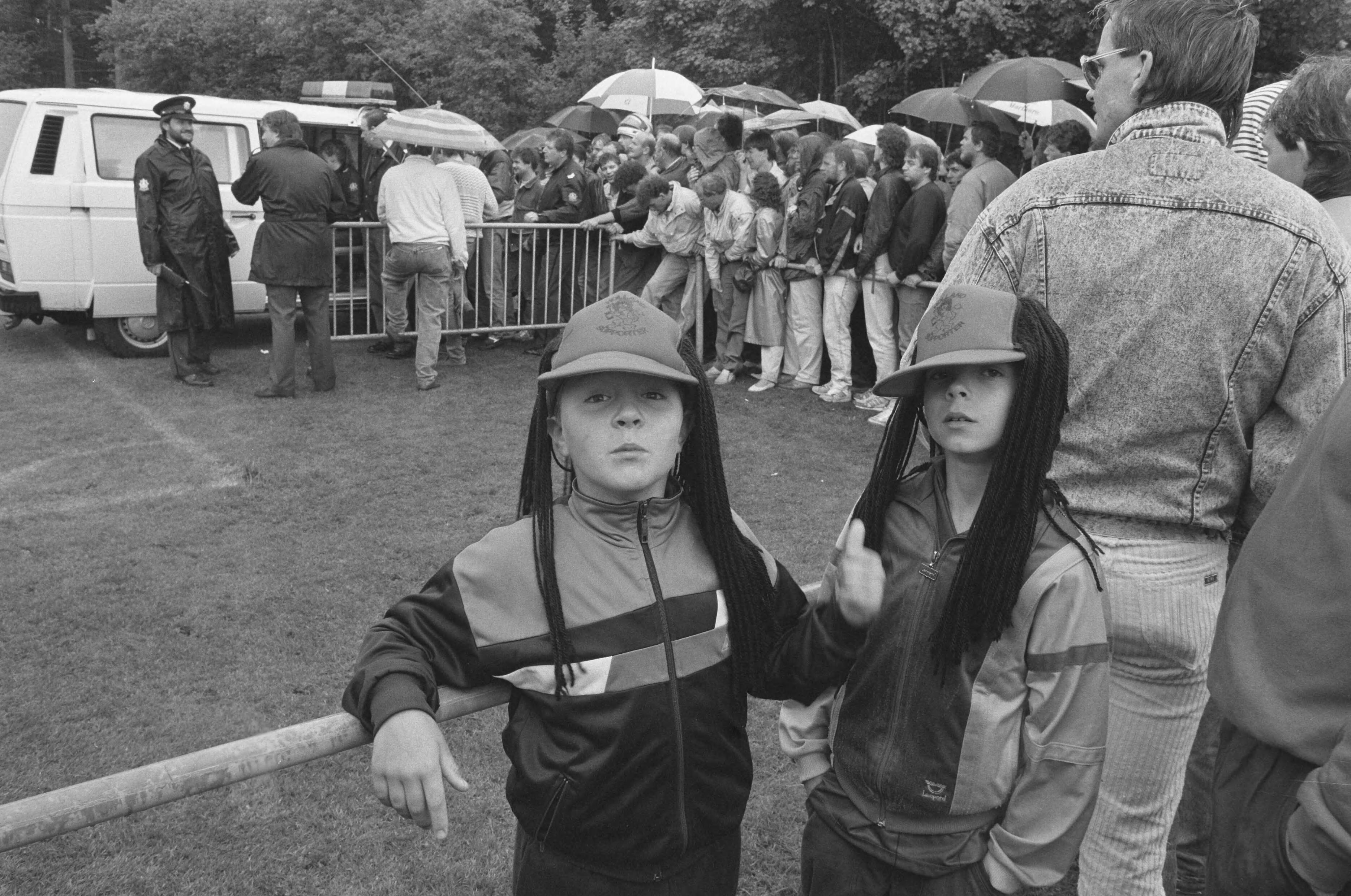Fotocollectie Anefo — Chaos bij verkoop laatste EK-kaarten in Zeist; jonge supporter met "Gullit-pet" — Foto: Bogaerts, Rob / Anefo. Licentie: Set B: Rechtenvrij / Publiek Domein. Bron: Nationaal Archief. http://hdl.handle.net/10648/ad6afdbe-d0b4-102d-bcf8-003048976d84