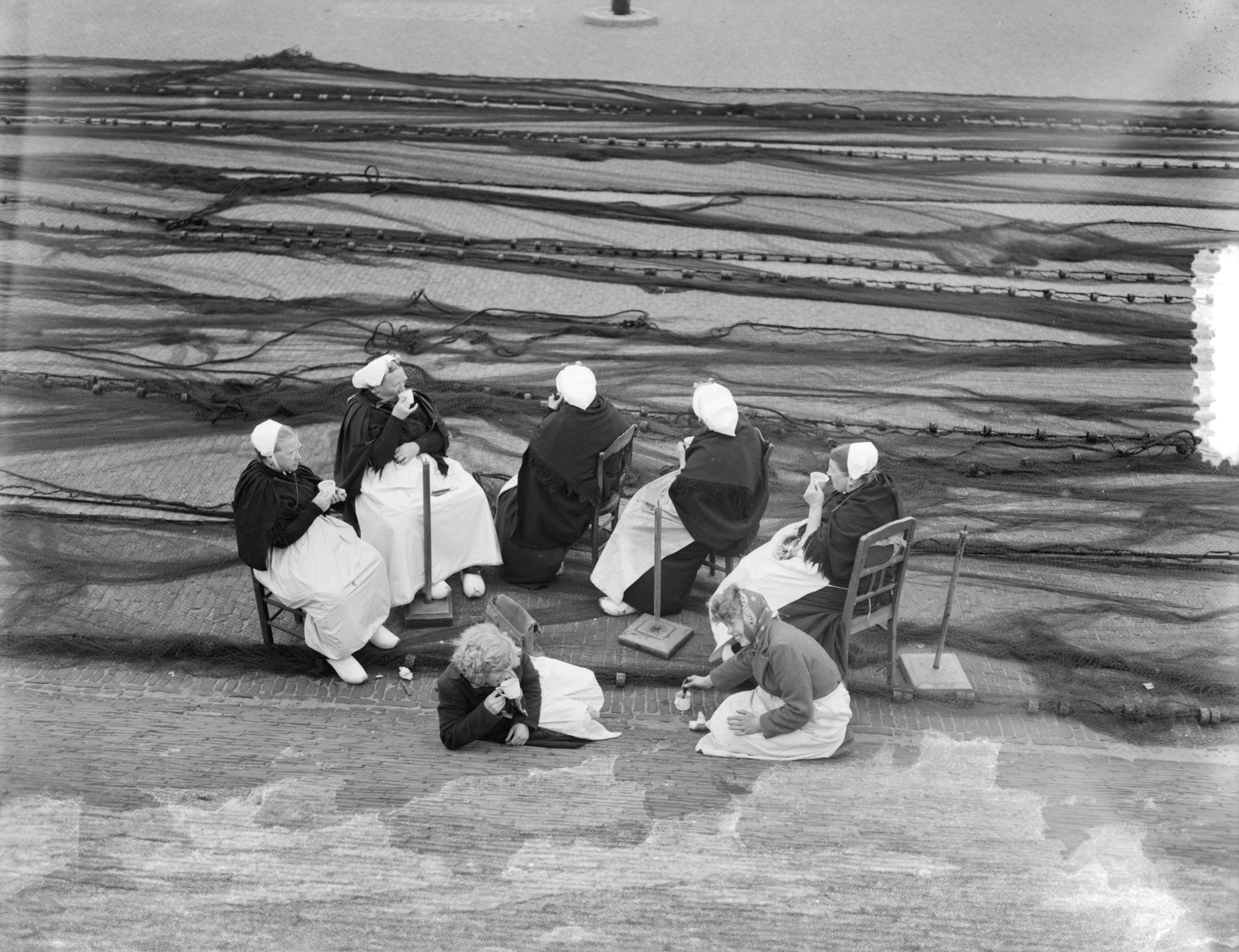 Fotocollectie Anefo — Scheveningse vrouwen aan het netten boeten — Foto: Duinen, G.W. van / Anefo. Licentie: Set B: Rechtenvrij / Publiek Domein. Bron: Nationaal Archief. http://hdl.handle.net/10648/a90d7558-d0b4-102d-bcf8-003048976d84