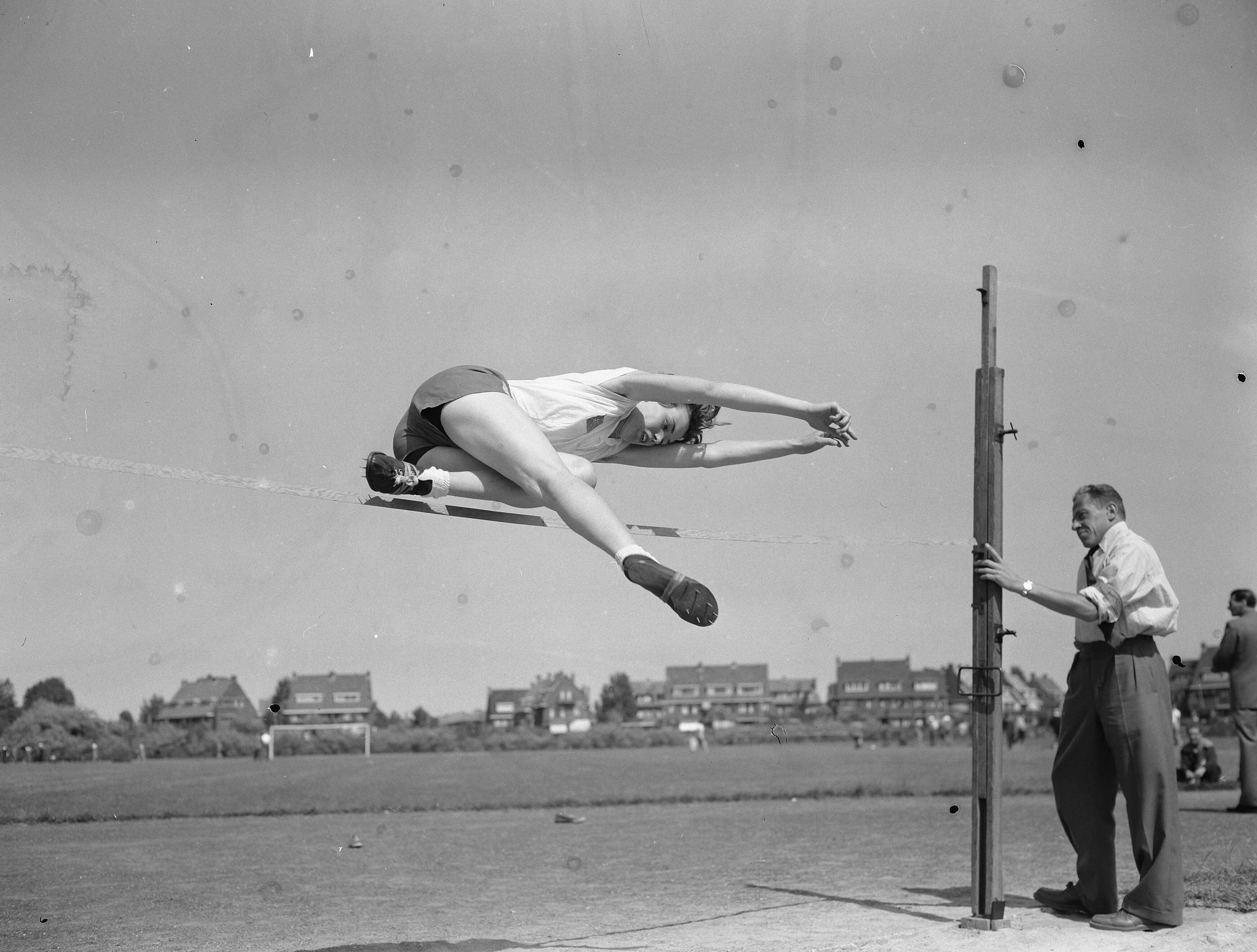 Fotocollectie Anefo — Nederlandse Jeugd Atletiekkampioenschappen te Den Haag. Hoogspringen meisjes — Foto: Pot, Harry / Anefo. Licentie: Set B: Rechtenvrij / Publiek Domein. Bron: Nationaal Archief. http://hdl.handle.net/10648/a9387af0-d0b4-102d-bcf8-003048976d84