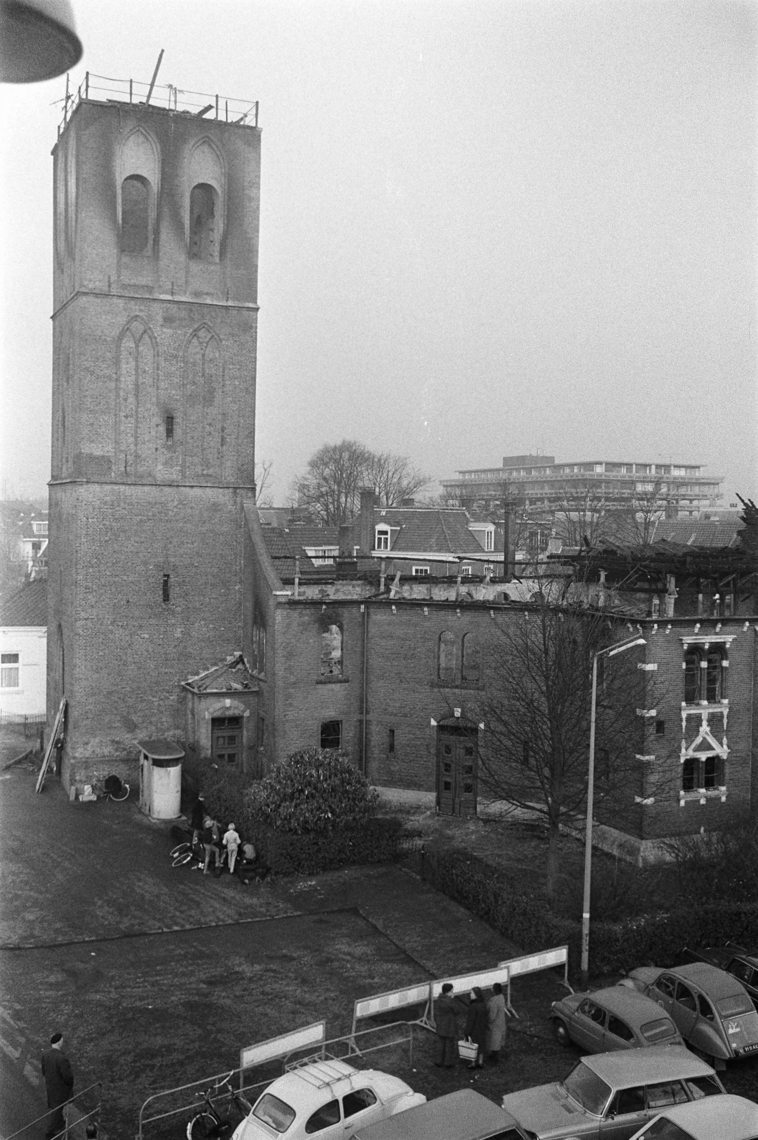 Fotocollectie Anefo — Afgebrande kerk en het oude stadhuis, Hilversum, exterieur — Foto: Punt, W. / Anefo. Licentie: Set B: Rechtenvrij / Publiek Domein. Bron: Nationaal Archief. http://hdl.handle.net/10648/abda563e-d0b4-102d-bcf8-003048976d84