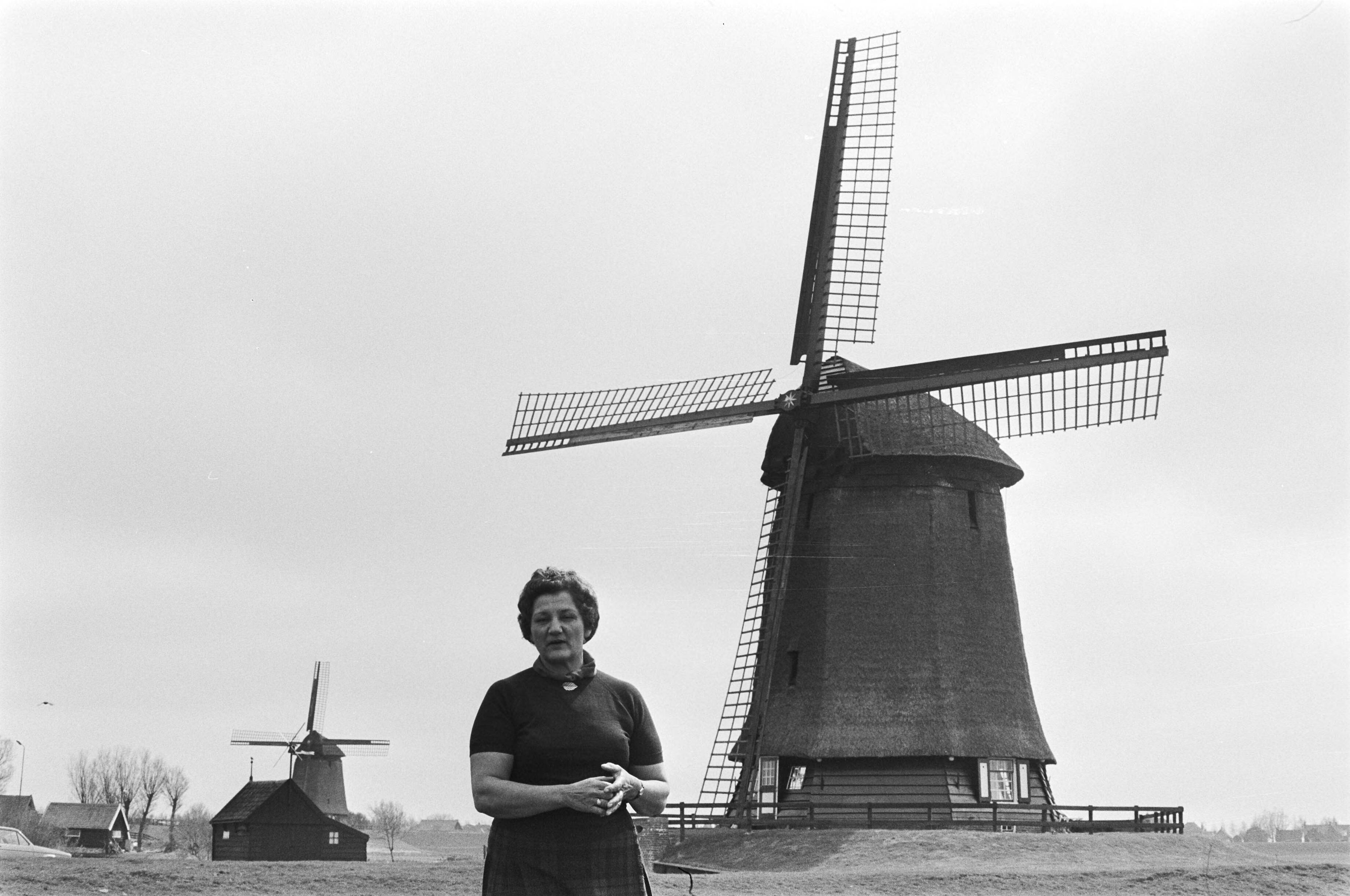 Fotocollectie Anefo — Opdracht New Yorki Times , vrouw in molen in Schermerhorn — Foto: Verhoeff, Bert / Anefo. Licentie: Set B: Rechtenvrij / Publiek Domein. Bron: Nationaal Archief. http://hdl.handle.net/10648/ac81f6e6-d0b4-102d-bcf8-003048976d84