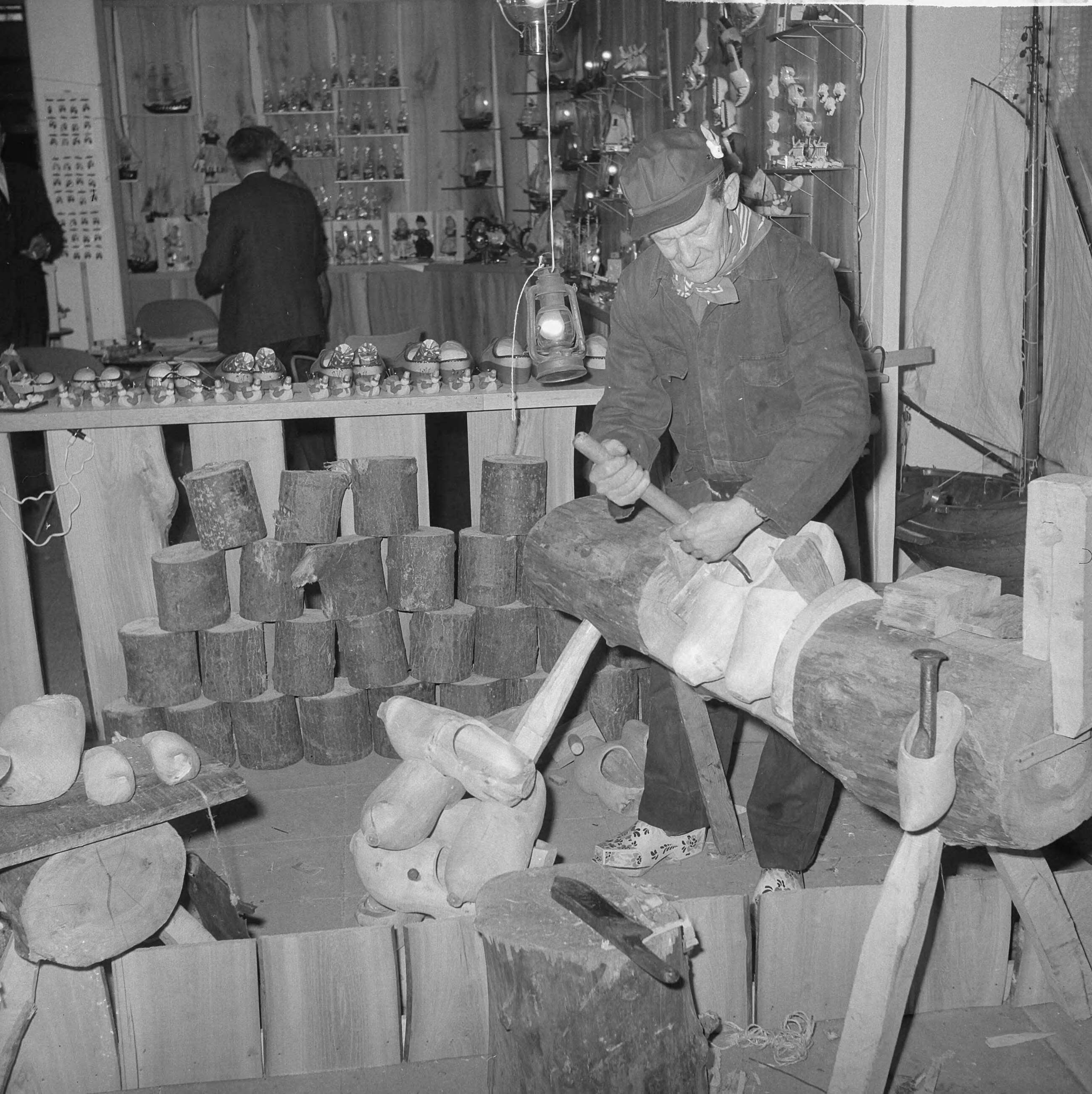 Fotocollectie Anefo — 10e Koffers en lederwarenbeurs en 5e Souvenirbeurs gezamenlijk in het Jaarbeursgebouw Utrecht, een klompenmaker aan het werk — Foto: Nijs, Jac. de / Anefo. Licentie: Set B: Rechtenvrij / Publiek Domein. Bron: Nationaal Archief. http://hdl.handle.net/10648/aa252bf2-d0b4-102d-bcf8-003048976d84