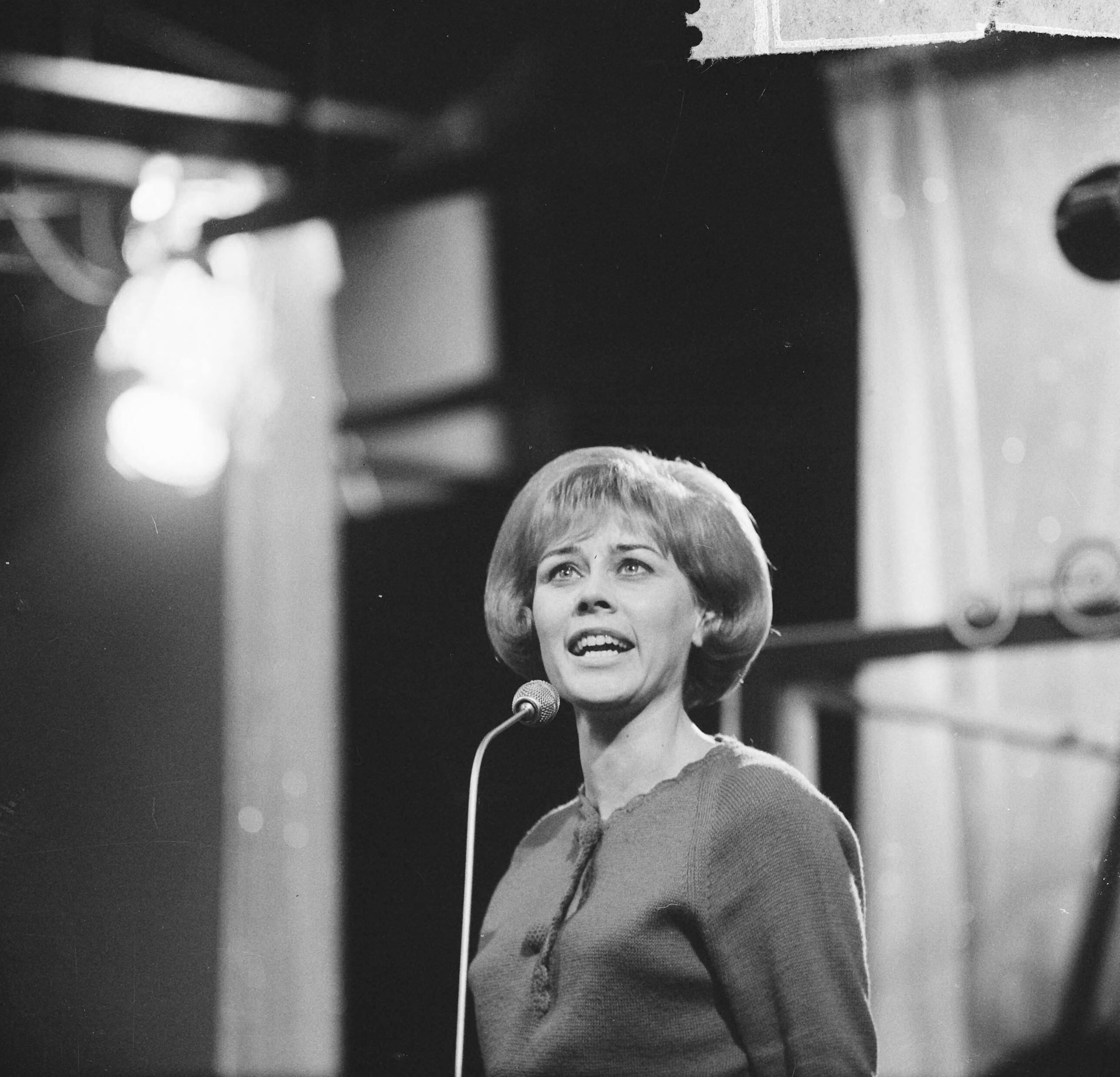 Fotocollectie Anefo — Finale Nationaal Songfestival 1965, winnares Conny Vandenbos (zingend) — Foto: Nijs, Jac. de / Anefo. Licentie: Set B: Rechtenvrij / Publiek Domein. Bron: Nationaal Archief. http://hdl.handle.net/10648/aa92bec4-d0b4-102d-bcf8-003048976d84