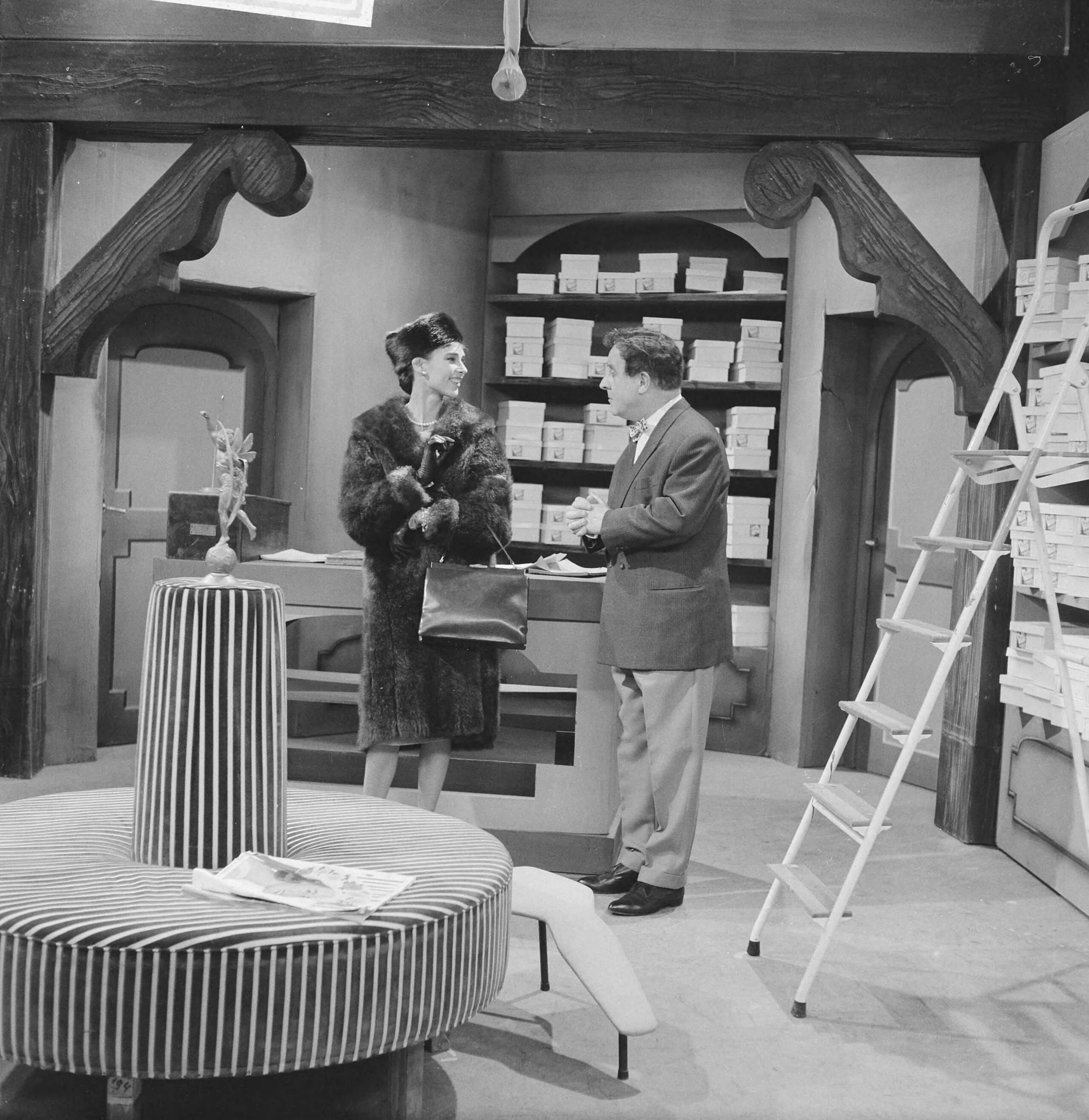 Fotocollectie Anefo — Televisieoperette "Mijn zusje en ik". Sigrid Koetse en Johan Kaart — Foto: Gelderen, Hugo van / Anefo. Licentie: Set B: Rechtenvrij / Publiek Domein. Bron: Nationaal Archief. http://hdl.handle.net/10648/a9f2be7e-d0b4-102d-bcf8-003048976d84