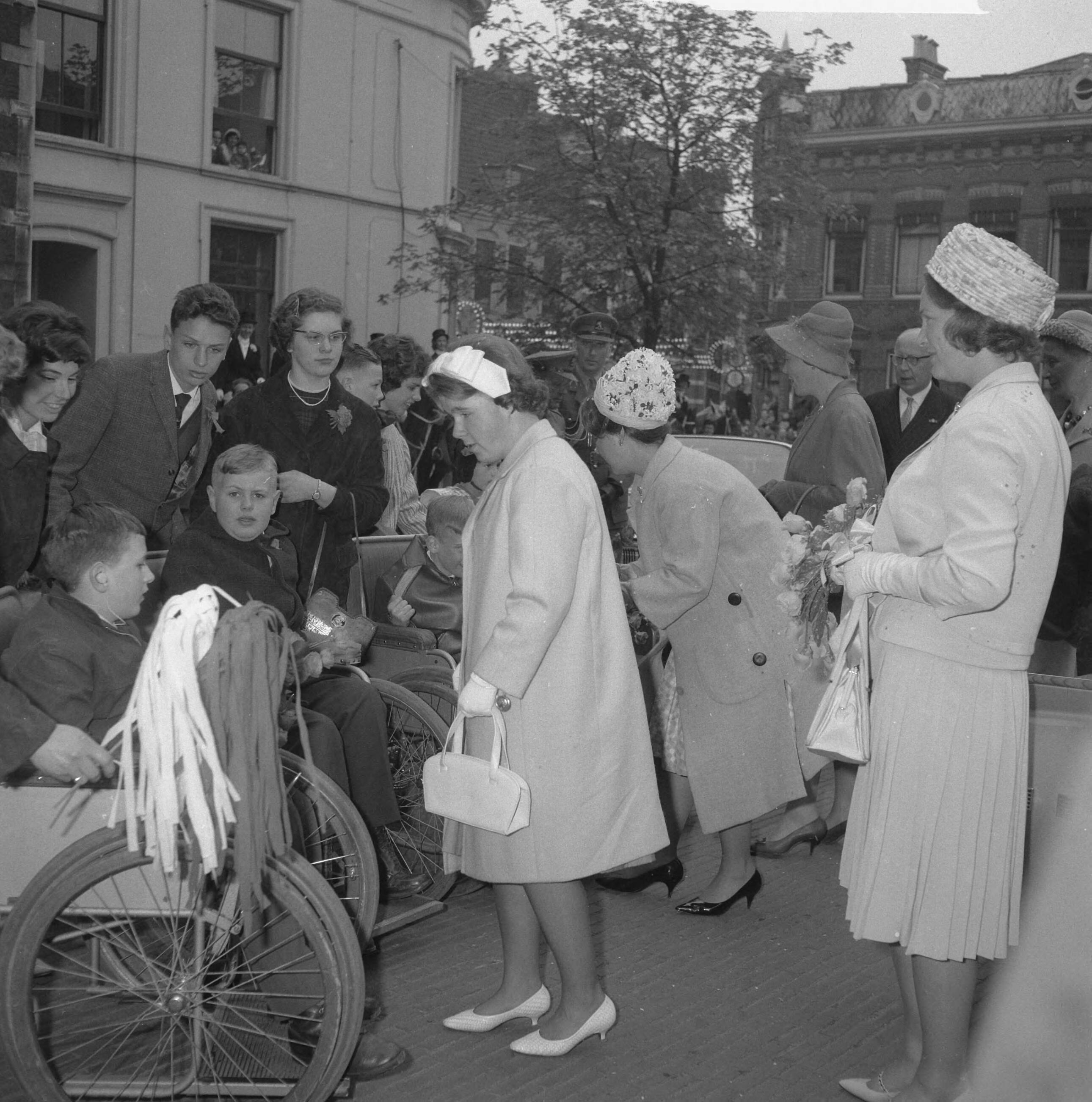 Koninklijk bezoek aan Utrecht (1962) — Koninklijk bezoek aan Utrecht — Foto: Merk, Ben / Anefo. Licentie: Set B: Rechtenvrij / Publiek Domein. Bron: Nationaal Archief. http://hdl.handle.net/10648/aa06ae8e-d0b4-102d-bcf8-003048976d84