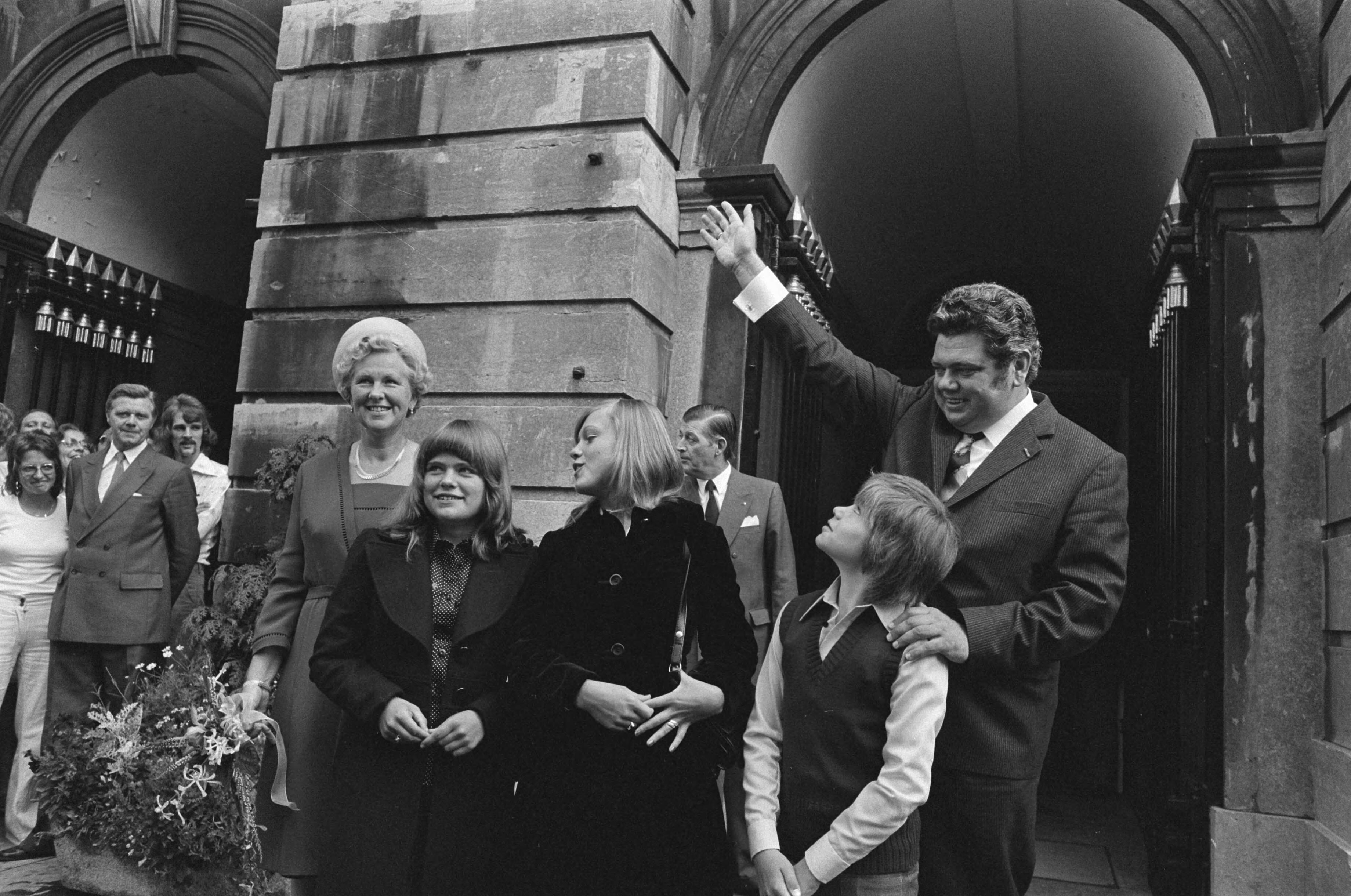 Fotocollectie Anefo — H. J. L. Vonhoff geinstalleerd als burgemeester van Utrecht. Vonhoff met gezin — Foto: Verhoeff, Bert / Anefo. Licentie: Set B: Rechtenvrij / Publiek Domein. Bron: Nationaal Archief. http://hdl.handle.net/10648/ac52fc7e-d0b4-102d-bcf8-003048976d84