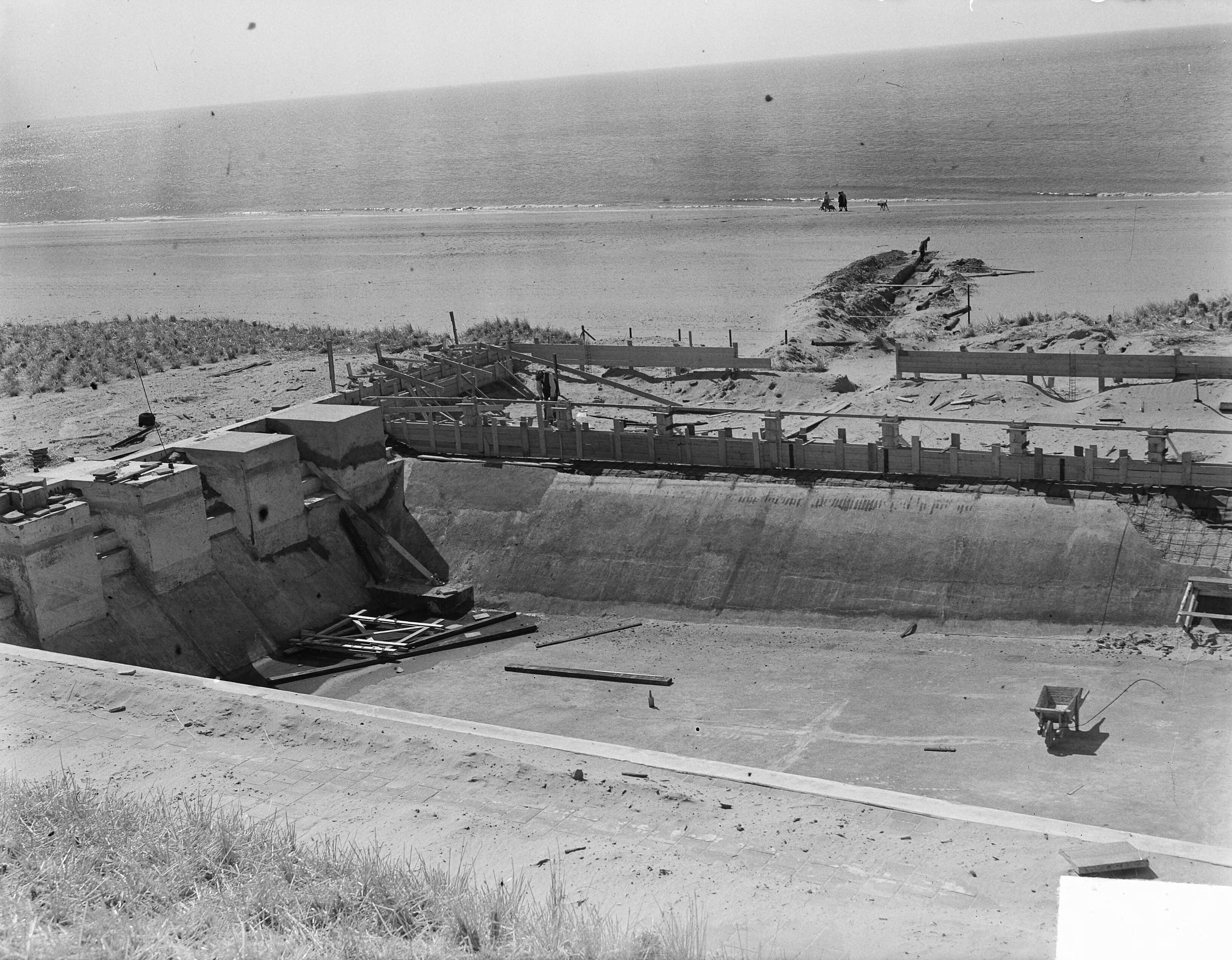 Fotocollectie Anefo — Zwembad op het strand van Zandvoort — Foto: Oorschot, […] van / Anefo. Licentie: Set B: Rechtenvrij / Publiek Domein. Bron: Nationaal Archief. http://hdl.handle.net/10648/a8d840ea-d0b4-102d-bcf8-003048976d84