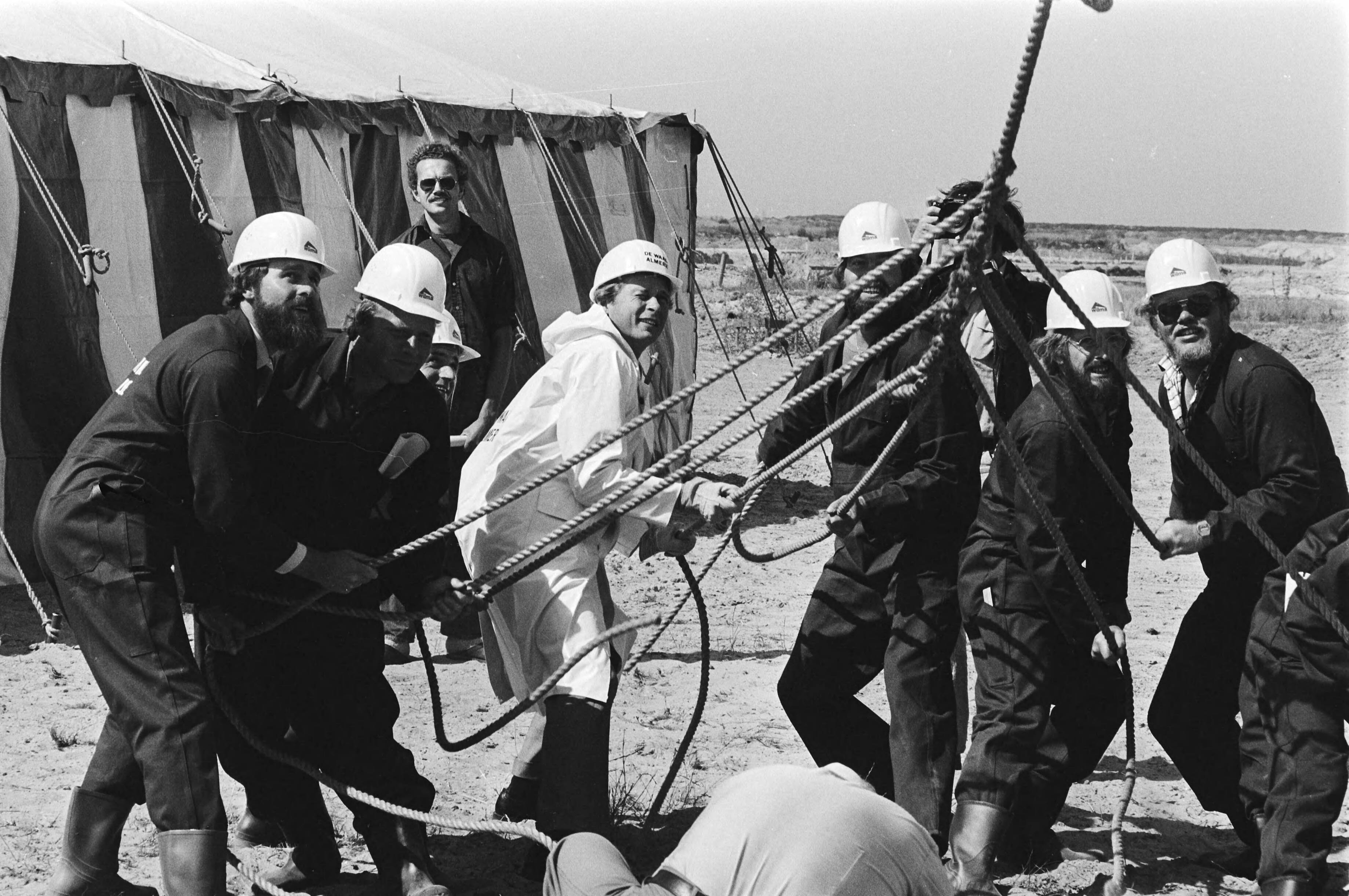 Fotocollectie Anefo — Minister Beelaerts van Blokland slaat de eerste paal in Almere Stad — Foto: Croes, Rob C. / Anefo. Licentie: Set B: Rechtenvrij / Publiek Domein. Bron: Nationaal Archief. http://hdl.handle.net/10648/accd7d8c-d0b4-102d-bcf8-003048976d84