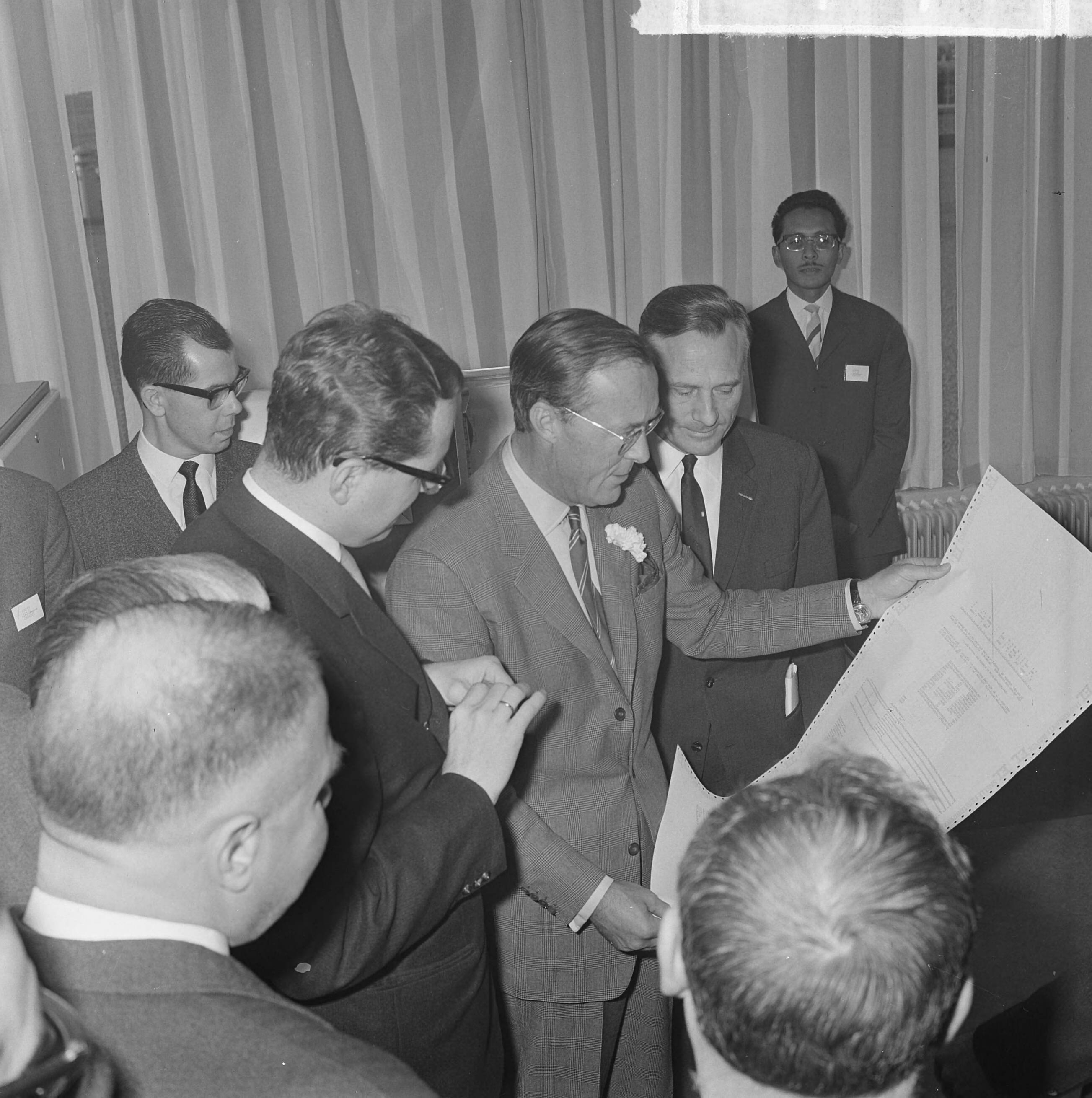 Fotocollectie Anefo — Prins Bernhard opende computerfabriek N.V. Electrologica te Rijswijk, de prins tijdens rondgang — Foto: Koch, Eric / Anefo. Licentie: Set B: Rechtenvrij / Publiek Domein. Bron: Nationaal Archief. http://hdl.handle.net/10648/aa84db6a-d0b4-102d-bcf8-003048976d84