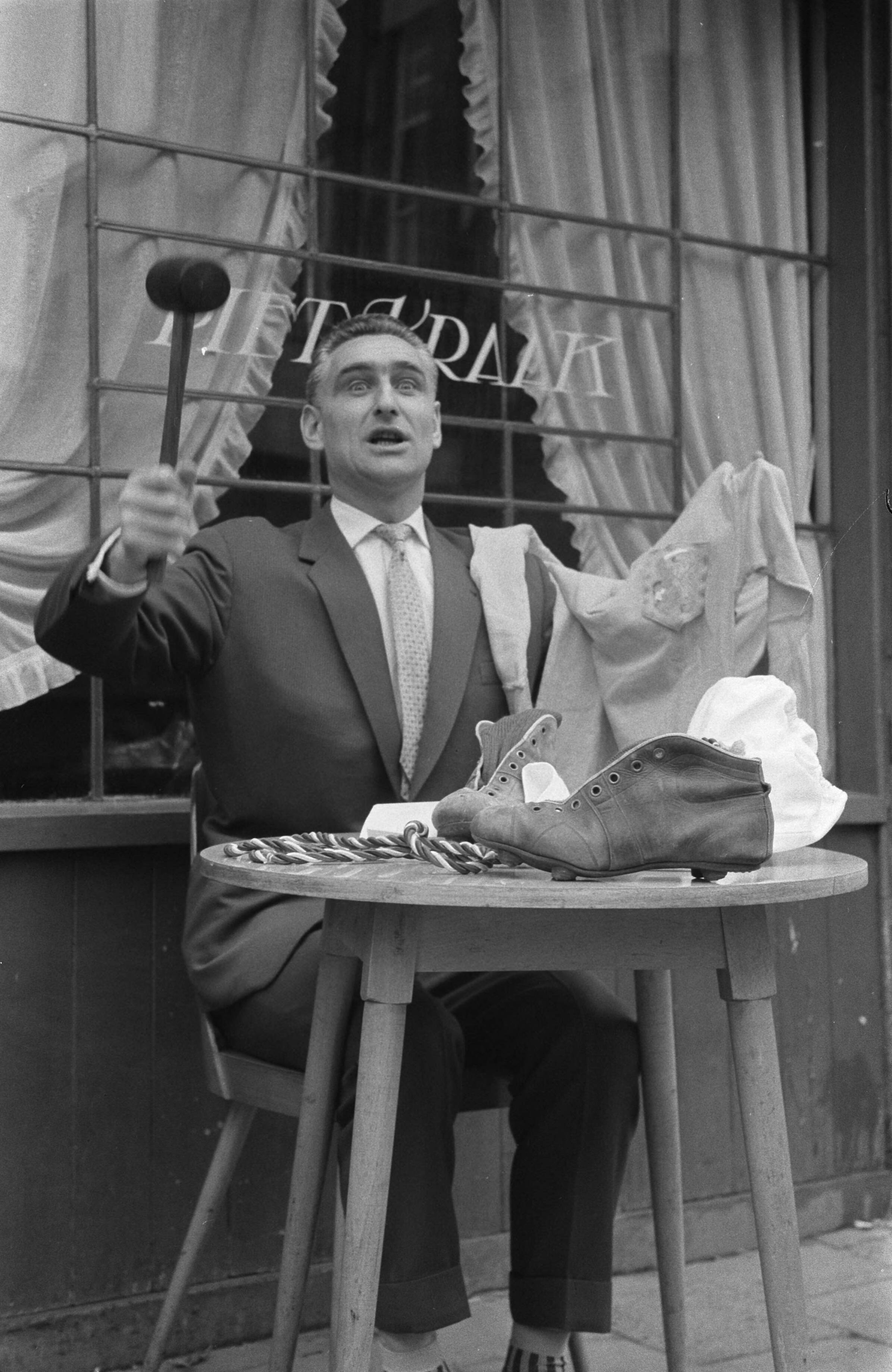 Fotocollectie Anefo — Piet Kraak gaat zijn voetbaluitrusting verkopen t.b.v. de slachtoffers in Tuindorp Oostzaan — Foto: Pot, Harry / Anefo. Licentie: Set B: Rechtenvrij / Publiek Domein. Bron: Nationaal Archief. http://hdl.handle.net/10648/a9a7dde6-d0b4-102d-bcf8-003048976d84