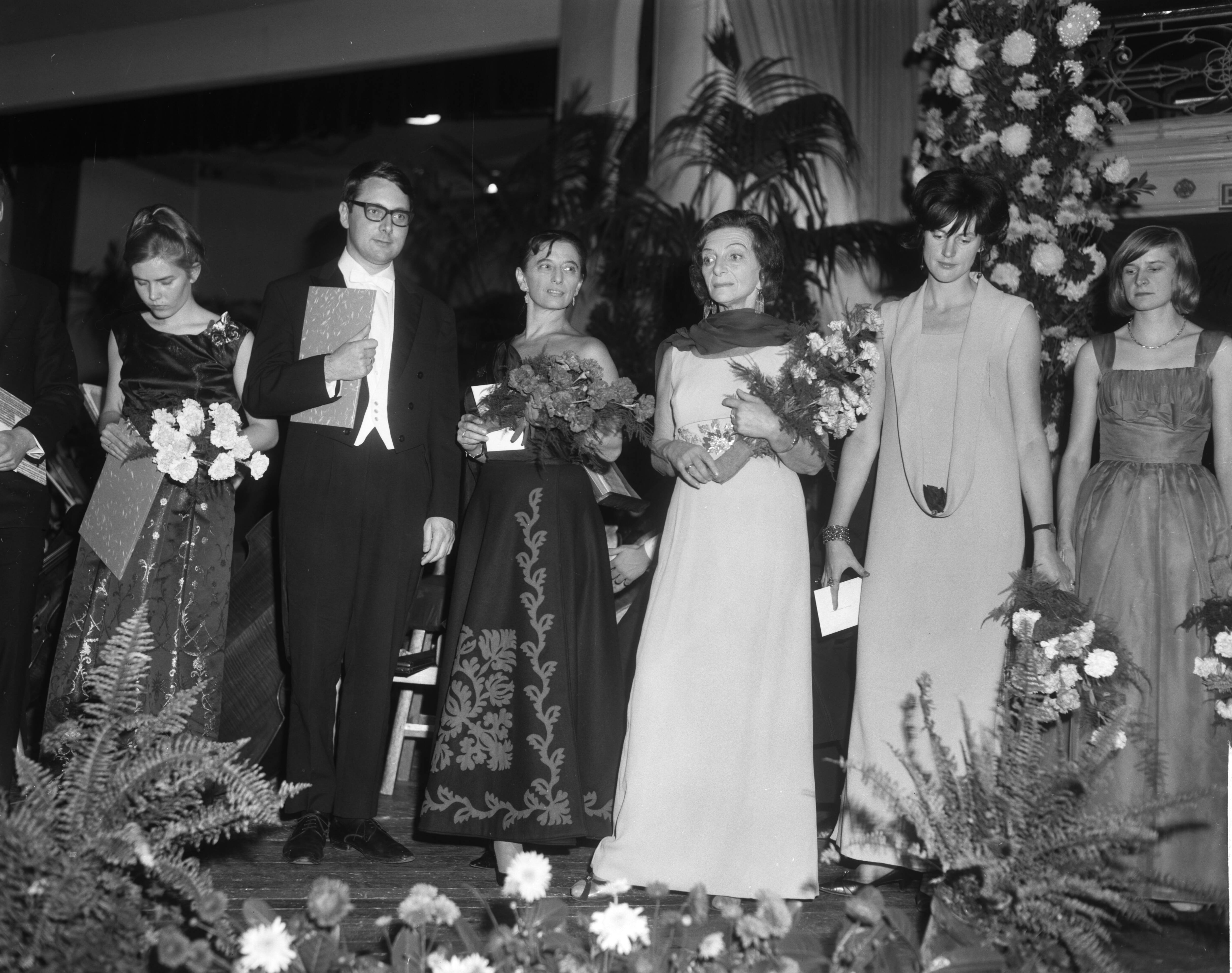 Fotocollectie Anefo — Uitreiking van de EMS Cultuurprijzen in het Kurhaus te Scheveningen; de prijswinnaars vlnr. Abbie de Quant, Peter van Munster, Hans Snoek, Sonia Gaskell en Edith Imkamp-van der Does Willebois — Foto: Bilsen, Joop van / Anefo. Licentie: Set B: Rechtenvrij / Publiek Domein. Bron: Nationaal Archief. http://hdl.handle.net/10648/aacfe402-d0b4-102d-bcf8-003048976d84
