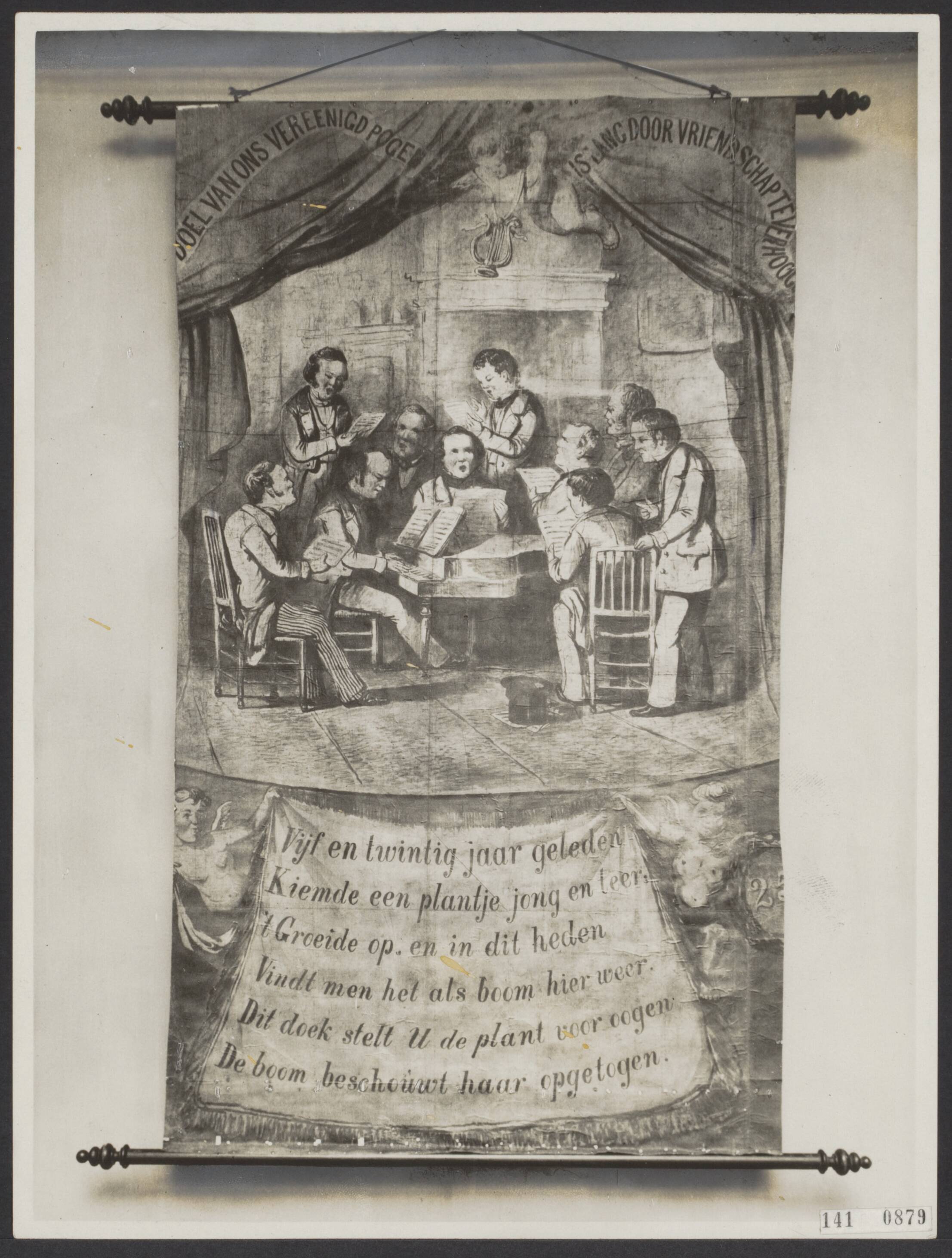 Fotocollectie Elsevier Binnenland — Het oude vaandel van de Koninklijke Nederlandsche Liedertafel "Zang en Vriendschap" te Haarlem. De vereniging viert het eeuwfeest — Foto: N.V. Polygoon. Licentie: Set B: Rechtenvrij / Publiek Domein. Bron: Nationaal Archief. http://hdl.handle.net/10648/ae325dbe-d0b4-102d-bcf8-003048976d84