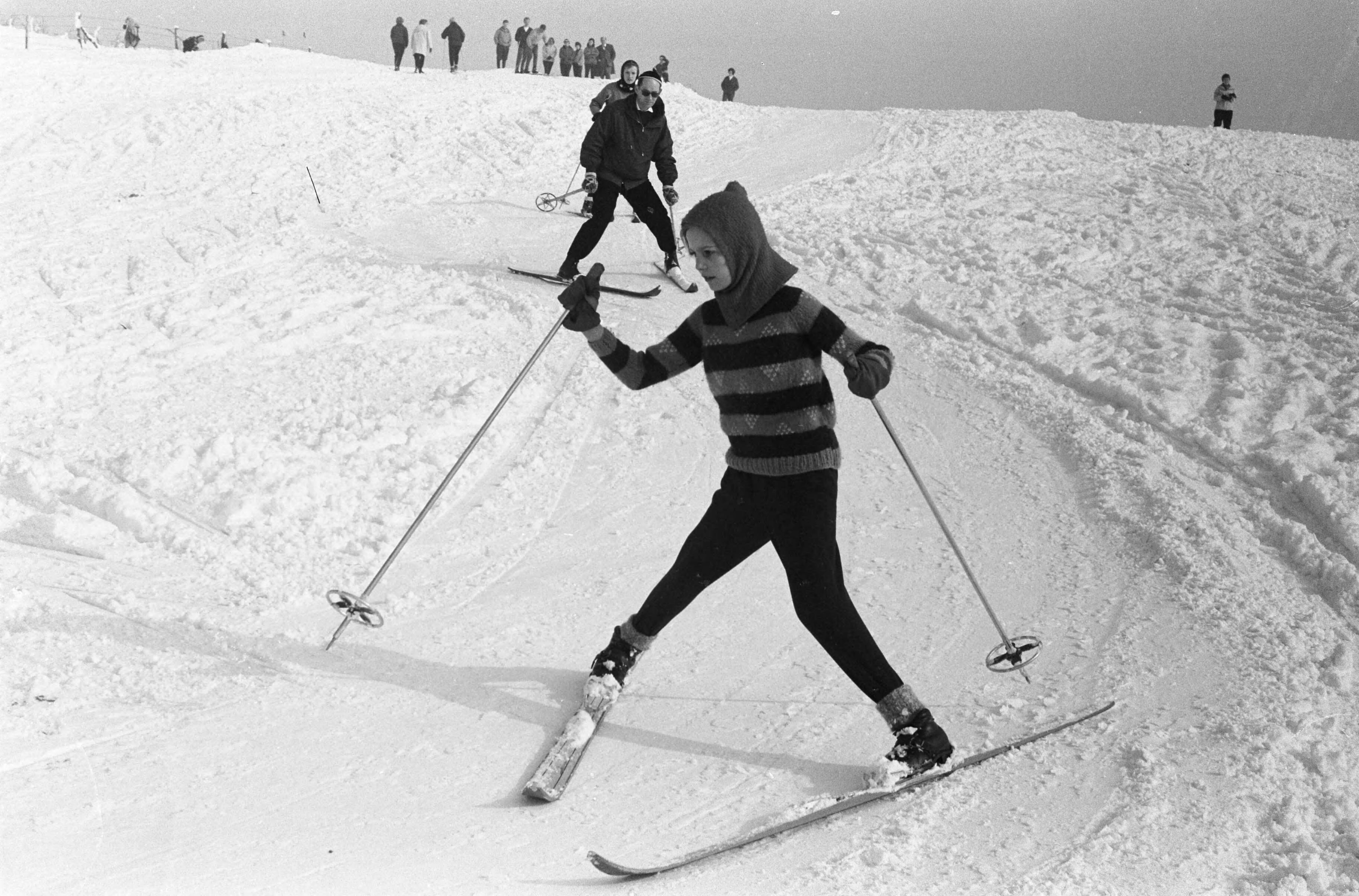 Fotocollectie Anefo — Wintersport op de Blinkert in Overveen — Foto: Pot, Harry / Anefo. Licentie: Set B: Rechtenvrij / Publiek Domein. Bron: Nationaal Archief. http://hdl.handle.net/10648/a9fb5a20-d0b4-102d-bcf8-003048976d84