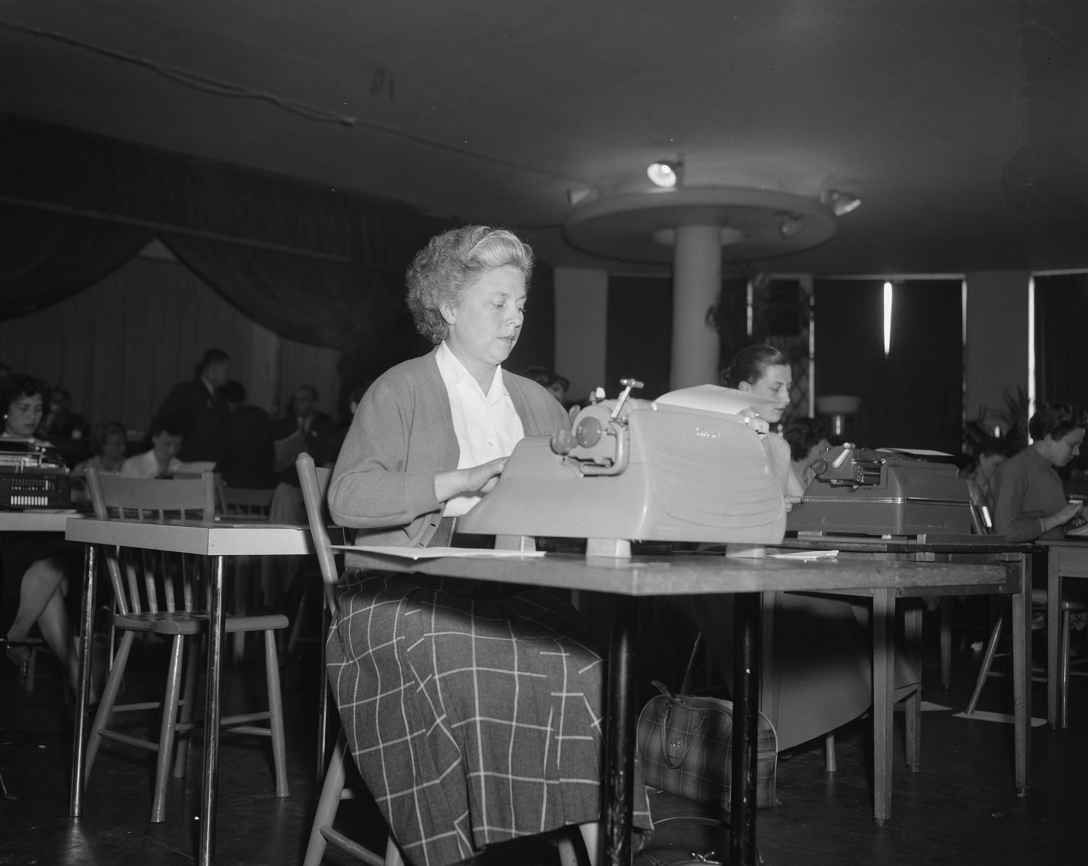 Fotocollectie Anefo — Nationale kampioenschappen typen in Den Haag — Foto: Pot, Harry / Anefo. Licentie: Set B: Rechtenvrij / Publiek Domein. Bron: Nationaal Archief. http://hdl.handle.net/10648/a94fe10e-d0b4-102d-bcf8-003048976d84
