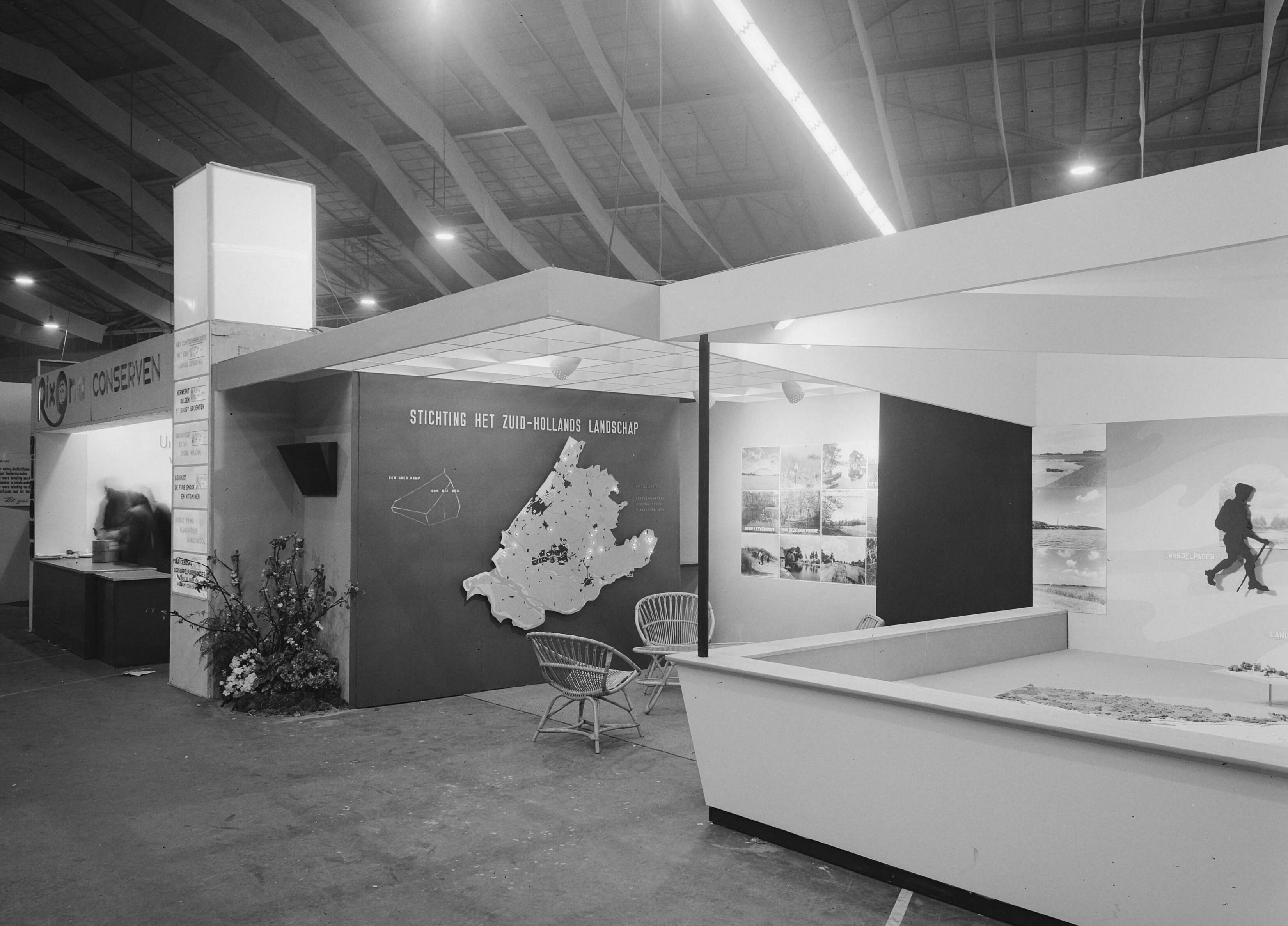 Fotocollectie Nederlandse Heidemaatschappij — Stand op de tentoonstelling "Goed Kamp" te Den Haag — Foto: Wüllschleger, [...] / Heidemij. Licentie: Set B: Rechtenvrij / Publiek Domein. Bron: Nationaal Archief. http://hdl.handle.net/10648/ae7e792e-d0b4-102d-bcf8-003048976d84