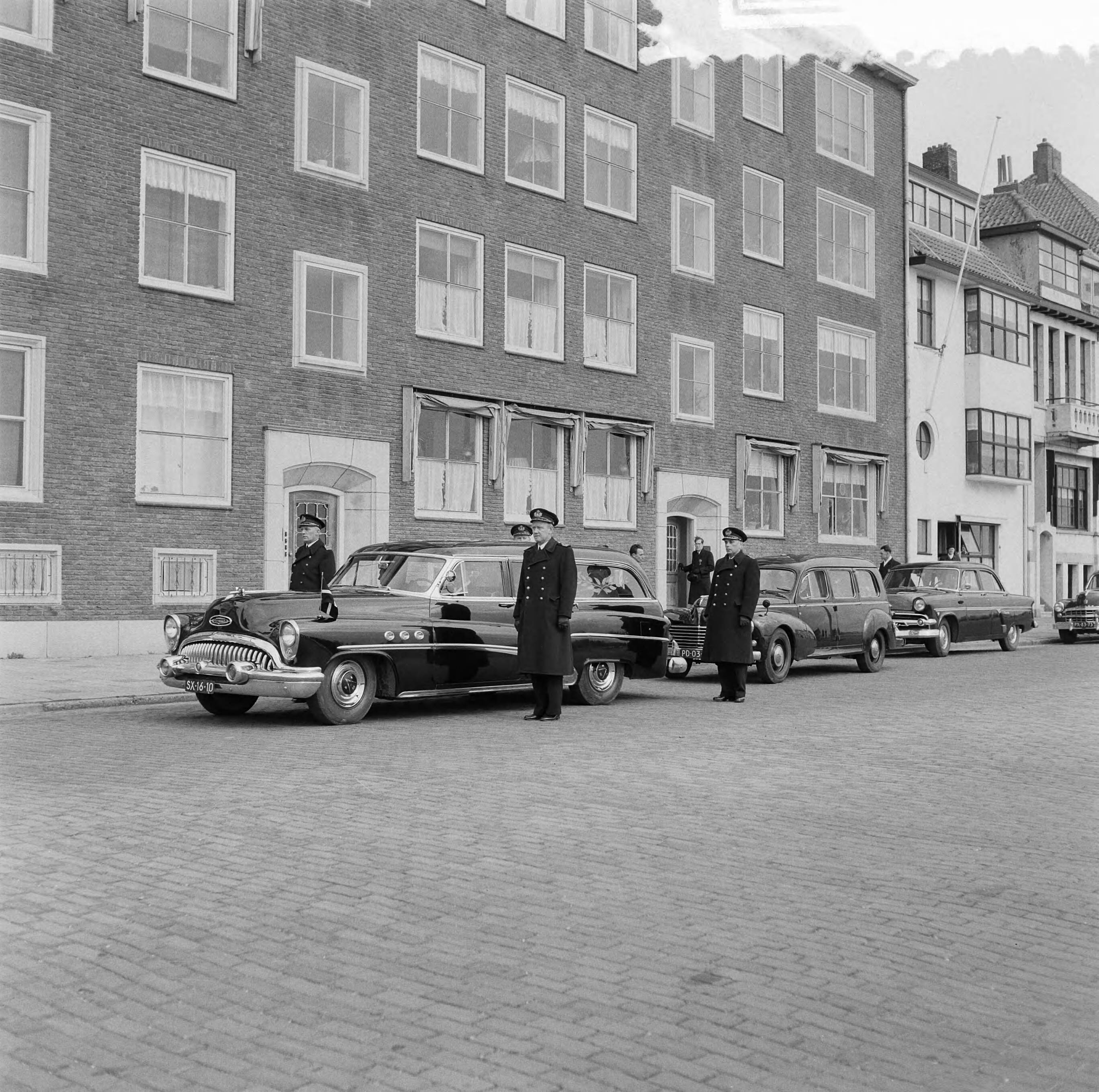 Fotocollectie Anefo — Marvobegrafenis in Vlissingen. Overste C. Greeuw — Foto: Behrens, Herbert F. / Anefo. Licentie: Set B: Rechtenvrij / Publiek Domein. Bron: Nationaal Archief. http://hdl.handle.net/10648/a95b12a4-d0b4-102d-bcf8-003048976d84