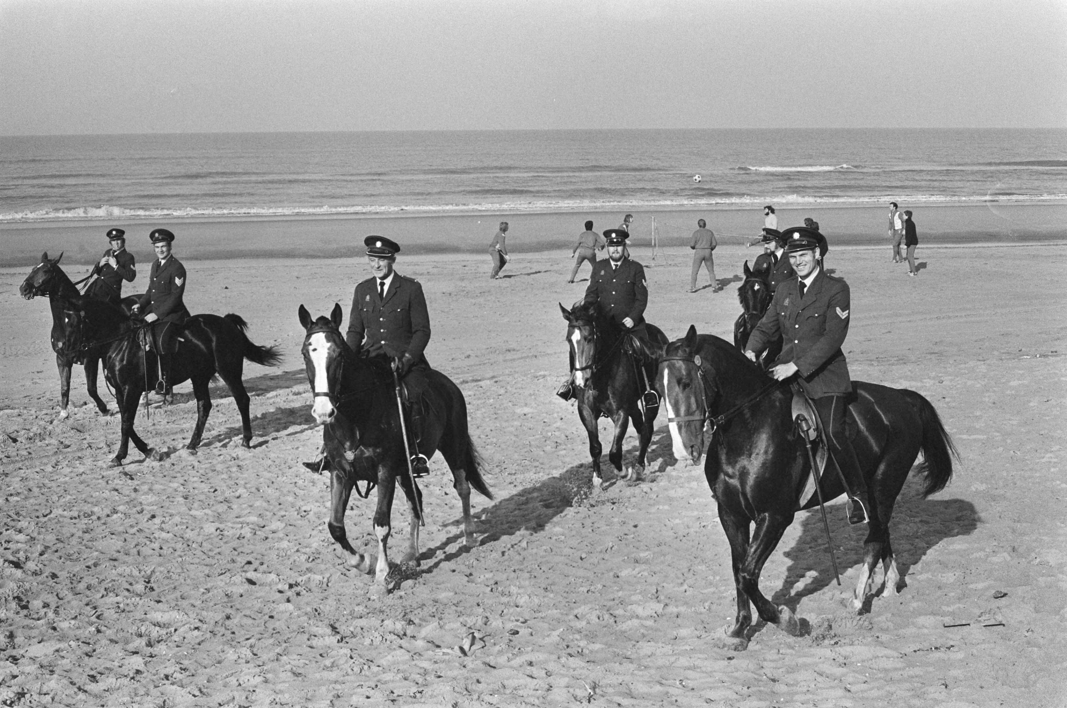 Fotocollectie Anefo — Training Ajax in Wassenaar; politie te paard op strand tijdens training — Foto: Peters, Hans / Anefo. Licentie: Set B: Rechtenvrij / Publiek Domein. Bron: Nationaal Archief. http://hdl.handle.net/10648/ac763d88-d0b4-102d-bcf8-003048976d84