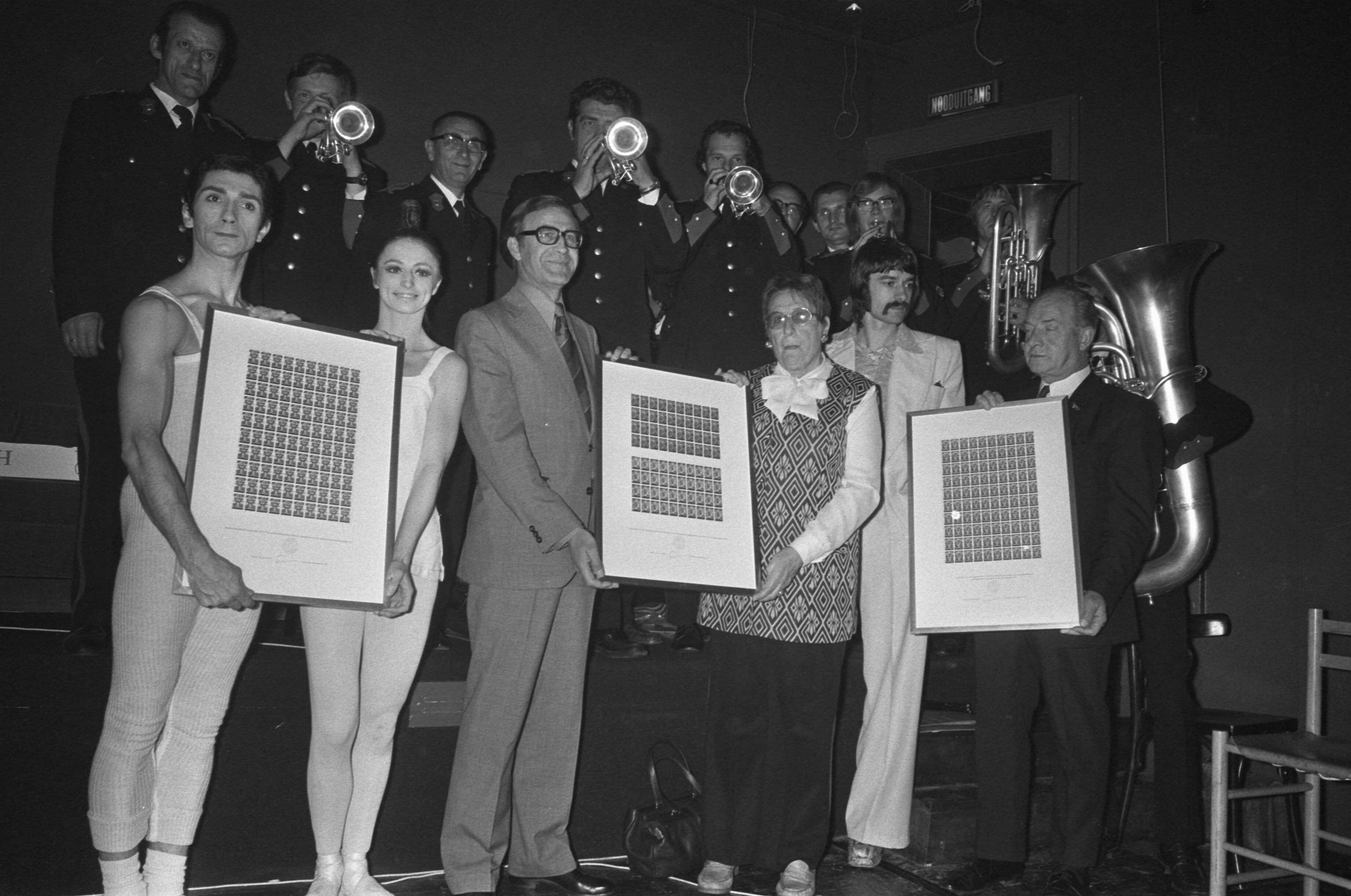 Fotocollectie Anefo — Verkoop eerste zomerzegels in Utrecht; Gerard Lemaitre , Arlette van Boven , heer De Jong, Hermine Heyermans , Jelle van de Toorn Vrijthoff — Foto: Punt, W. / Anefo. Licentie: Set B: Rechtenvrij / Publiek Domein. Bron: Nationaal Archief. http://hdl.handle.net/10648/ac490052-d0b4-102d-bcf8-003048976d84