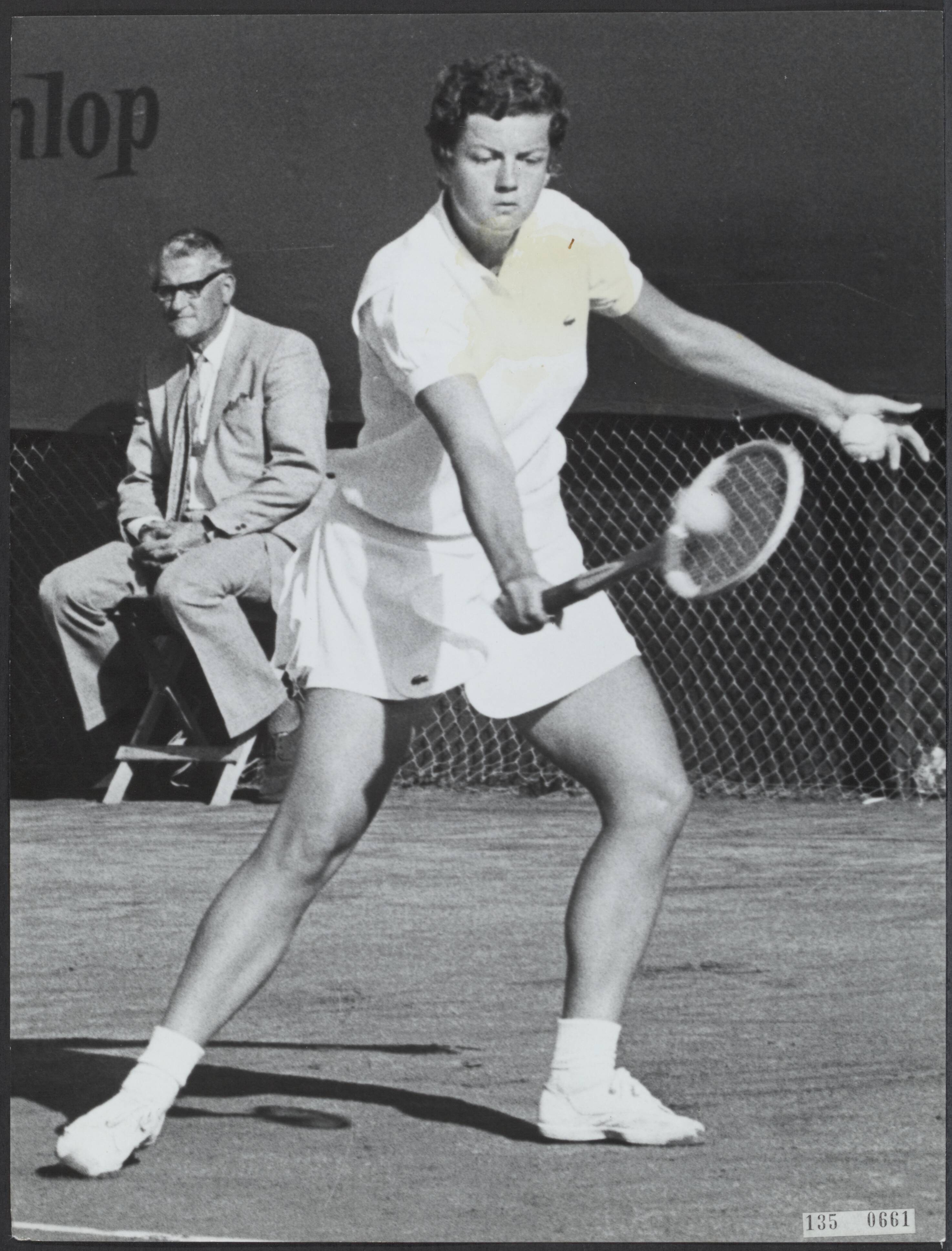 Fotocollectie Rijksvoorlichtingsdienst Eigen — Nationale tenniskampioenschappen op de METS-banen te Scheveningen. Betty Stöve in actie — Foto: Fotograaf Onbekend / Anefo. Licentie: Set B: Rechtenvrij / Publiek Domein. Bron: Nationaal Archief. http://hdl.handle.net/10648/af616fea-d0b4-102d-bcf8-003048976d84