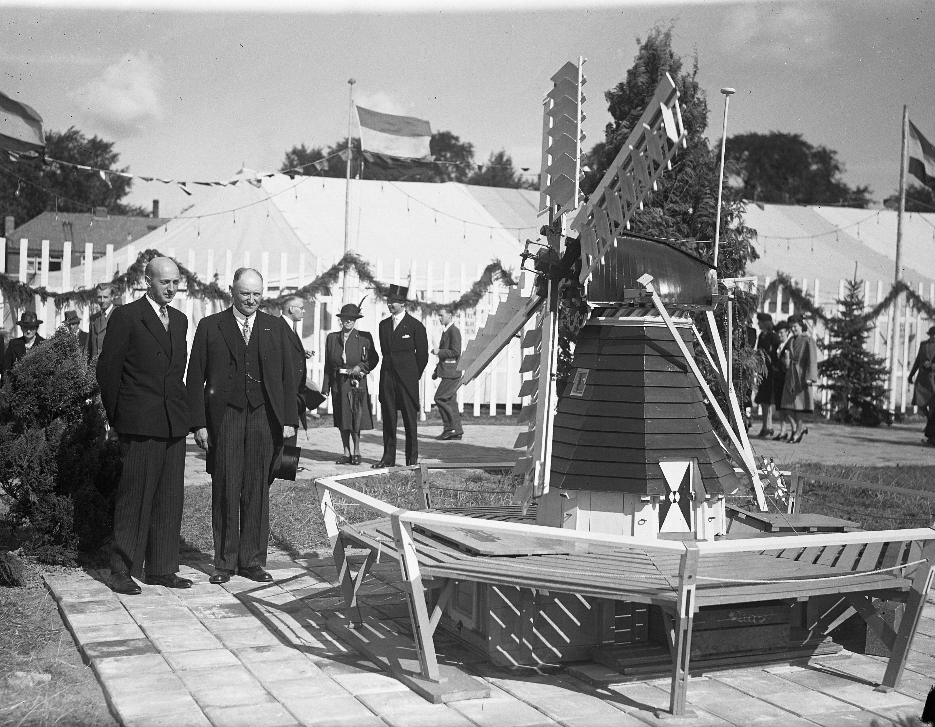 Fotocollectie Anefo — Opening Landbouwtentoonstelling in Leeuwarden. Minister Mansholt (links) tijdens de rondgang — Foto: Noske, J.D. / Anefo. Licentie: Set B: Rechtenvrij / Publiek Domein. Bron: Nationaal Archief. http://hdl.handle.net/10648/a8ad5b28-d0b4-102d-bcf8-003048976d84