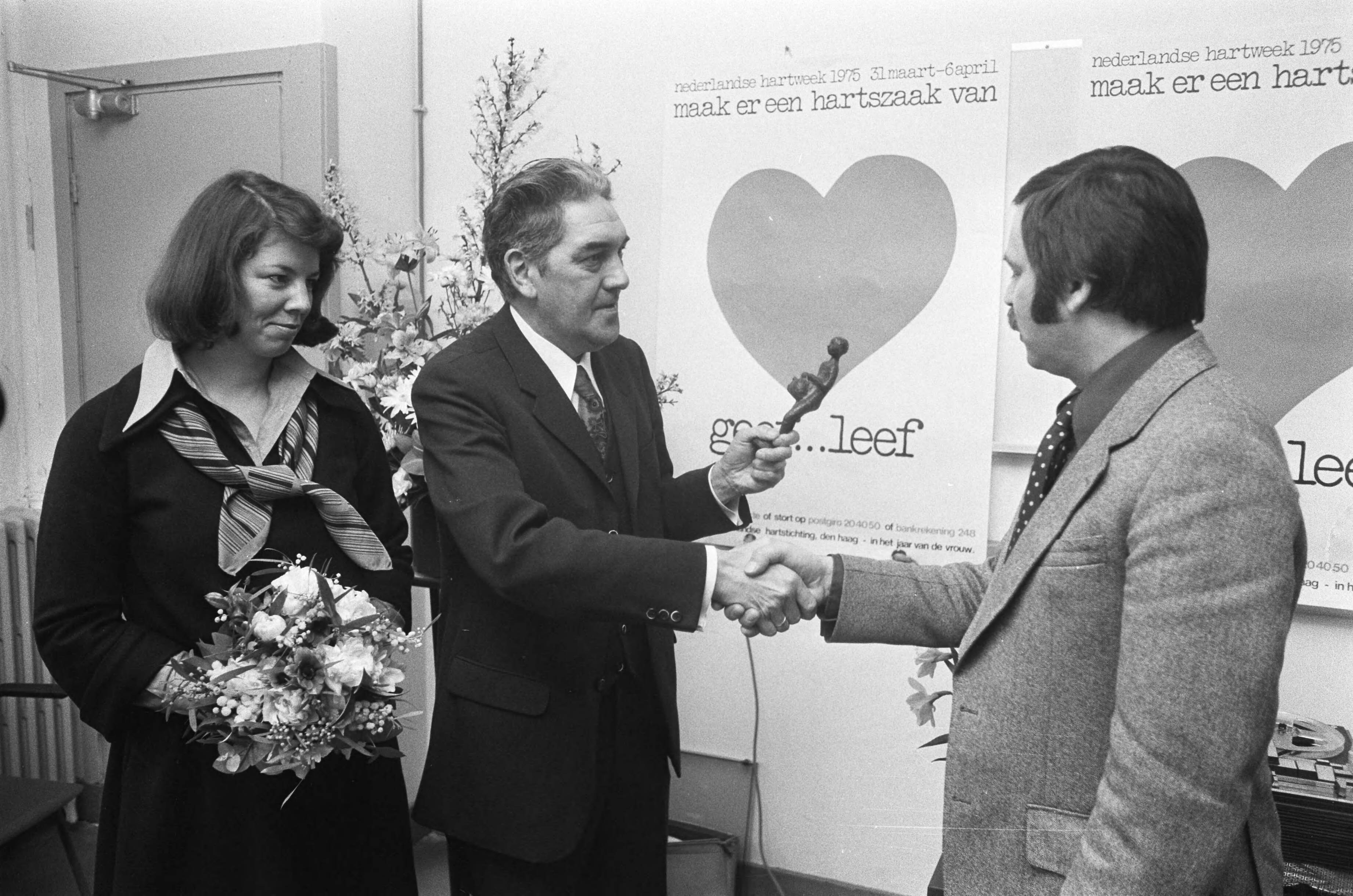 Fotocollectie Anefo — Kinderhartenfonds reikt prijs uit aan Cas Brugman in Den Haag ; v.l.n.r. mevrouw Brugman, heer Minderman en Cas Brugman — Foto: Peters, Hans / Anefo. Licentie: Set B: Rechtenvrij / Publiek Domein. Bron: Nationaal Archief. http://hdl.handle.net/10648/ac65865a-d0b4-102d-bcf8-003048976d84