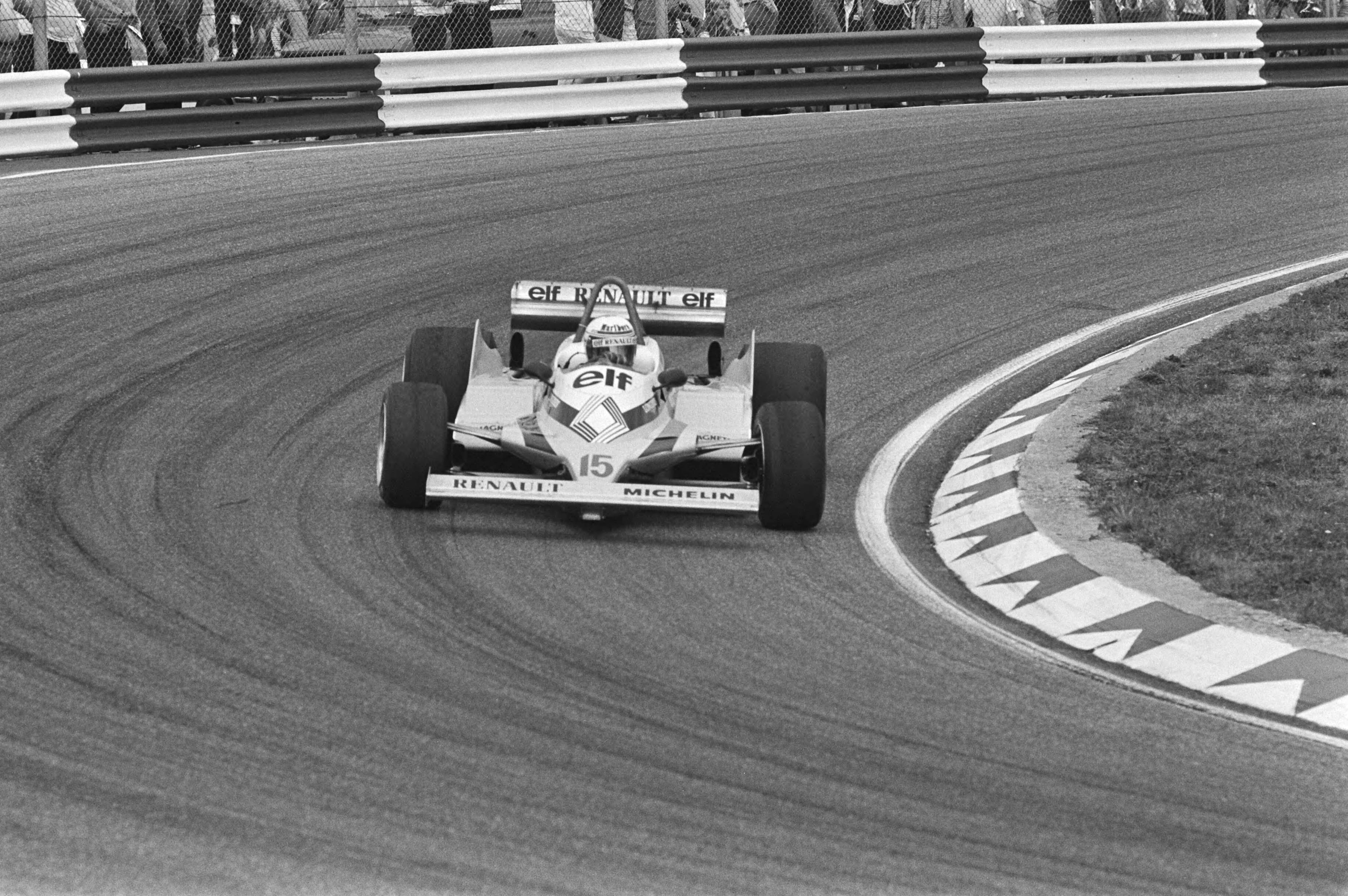 Grand Prix Zandvoort , Grote Prijs van Nederland — De Franse autocoureur Alain Prost in aktie in zijn Renault Formule 1 wagen tijdens de Grand Prix Formule 1 op zandvoort — Foto: Dijk, Hans van / Anefo. Licentie: Set B: Rechtenvrij / Publiek Domein. Bron: Nationaal Archief. http://hdl.handle.net/10648/ad027bea-d0b4-102d-bcf8-003048976d84