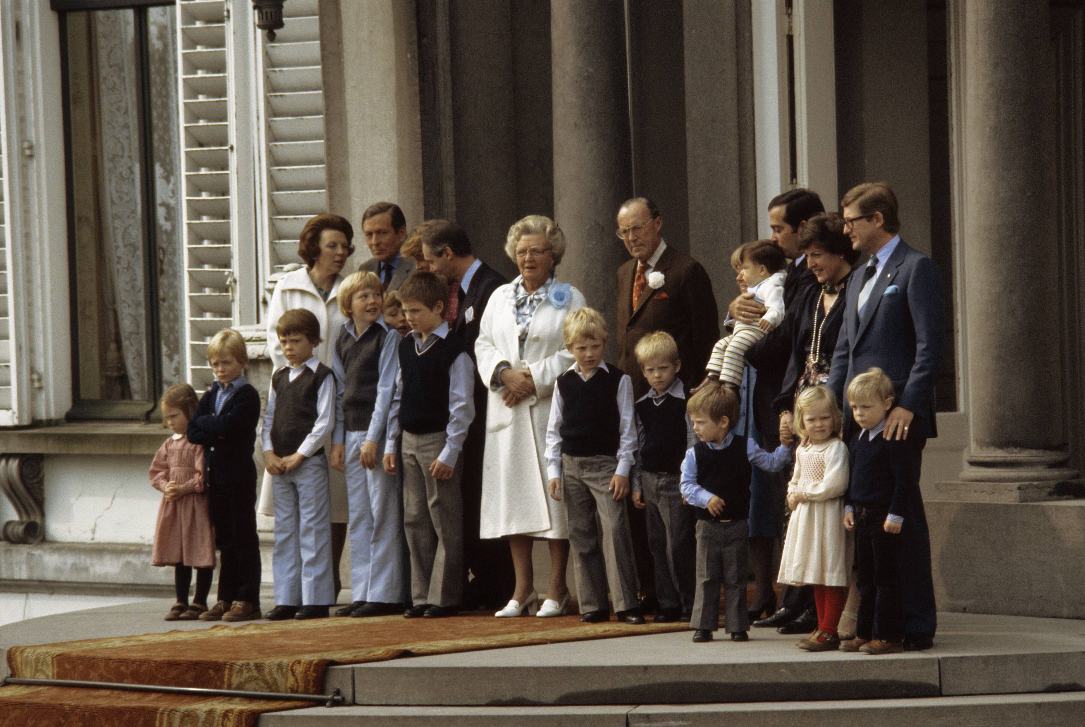 Koniginnedag 1978 — Koninginnedag 1978, defile Soestdijk; gehele Koninklijke Familie op bordes — Foto: Suyk, Koen / Anefo. Licentie: Set B: Rechtenvrij / Publiek Domein. Bron: Nationaal Archief. http://hdl.handle.net/10648/ad947dc4-d0b4-102d-bcf8-003048976d84