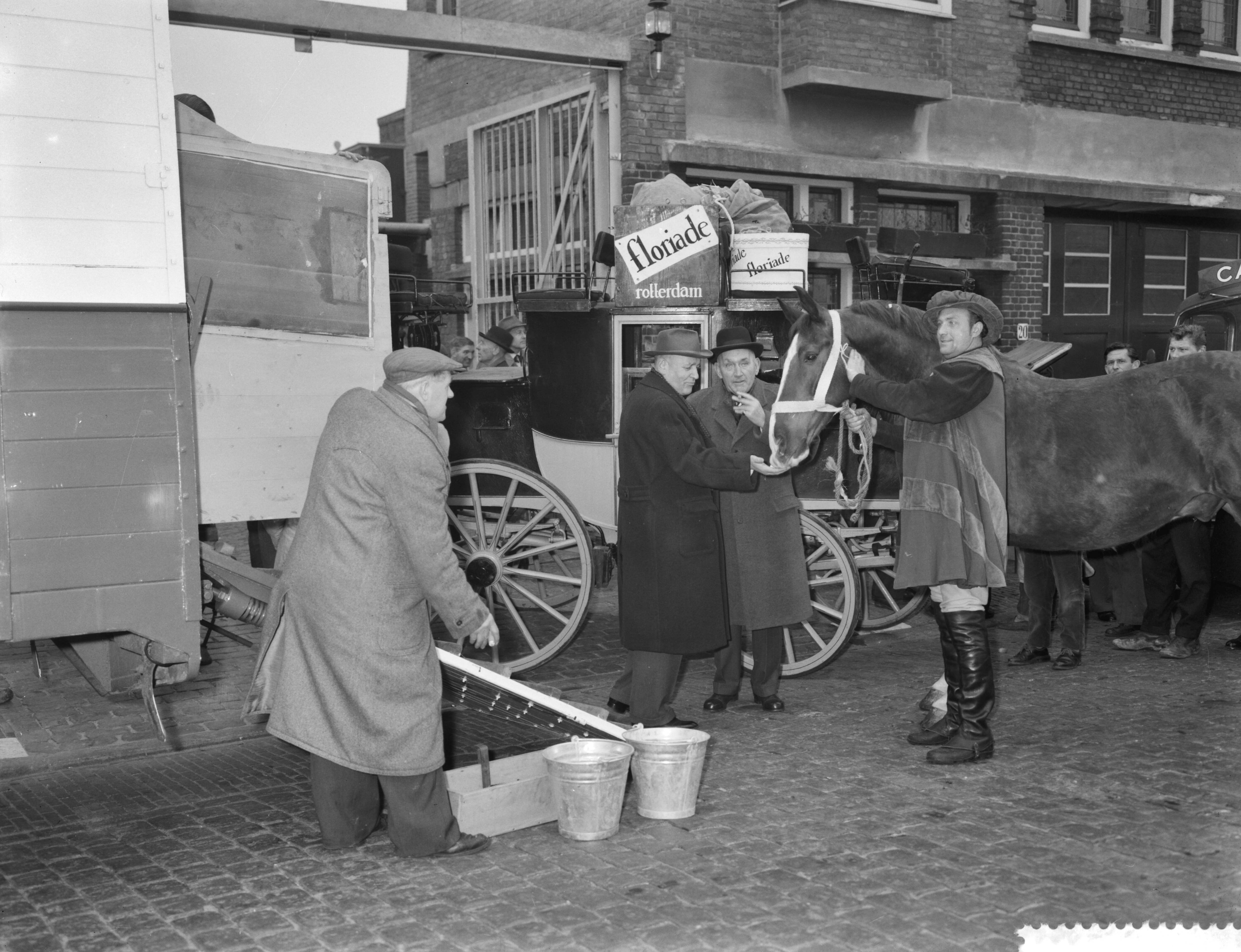 Floriade Rotterdam, 1960 — Vertrek van de Floriadepostkoets uit Den Haag, de heer J. Kleiboer geeft het paard nog wat lekkers — Foto: Rossem, Wim van / Anefo. Licentie: Set B: Rechtenvrij / Publiek Domein. Bron: Nationaal Archief. http://hdl.handle.net/10648/a9aa91ee-d0b4-102d-bcf8-003048976d84