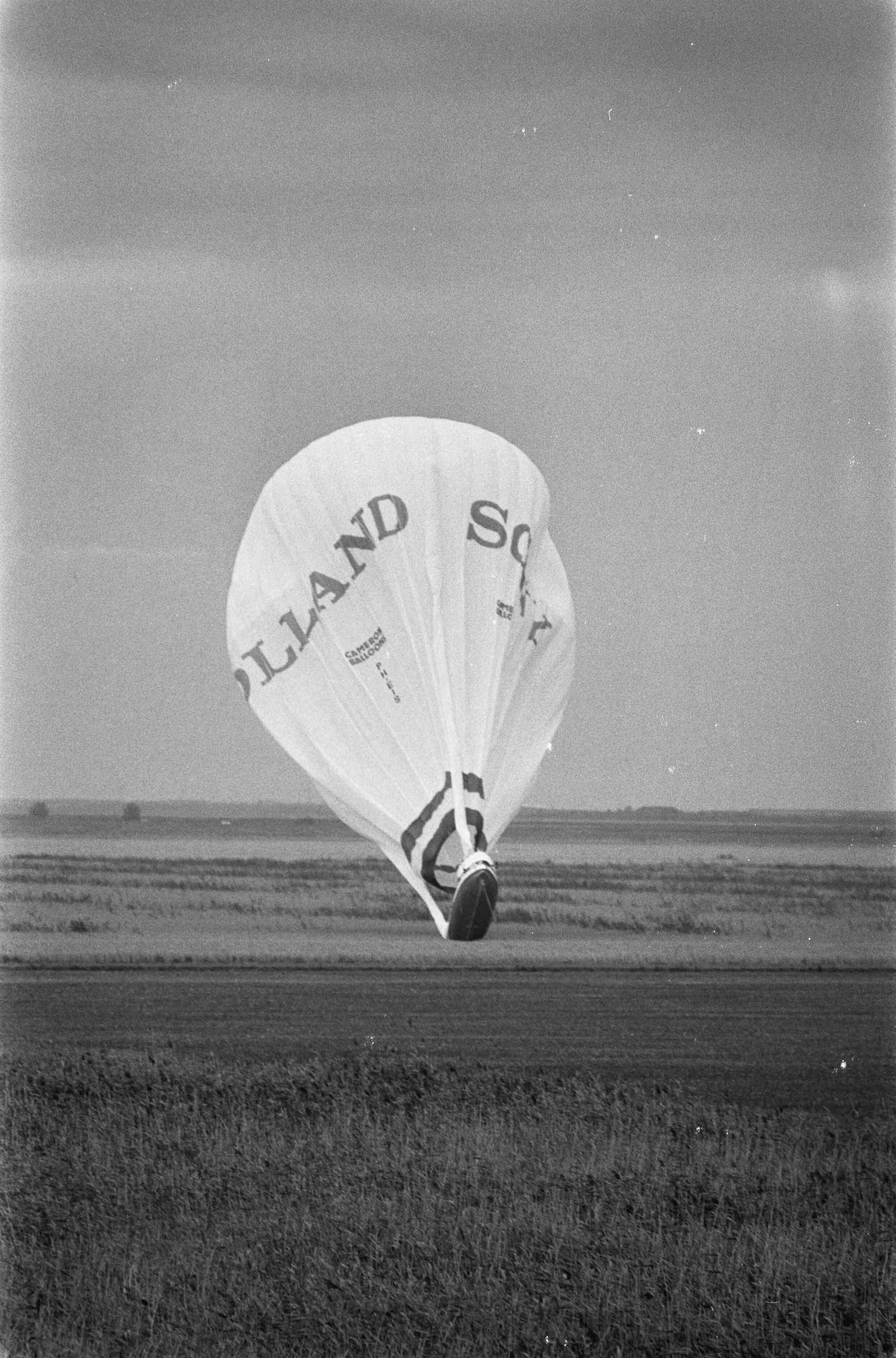 Fotocollectie Anefo — Landing ballon "Dutch Viking" na succesvolle vlucht over Atlantische Oceaan in polder bij Almere — Foto: Croes, Rob C. / Anefo. Licentie: Set B: Rechtenvrij / Publiek Domein. Bron: Nationaal Archief. http://hdl.handle.net/10648/ad56cb14-d0b4-102d-bcf8-003048976d84