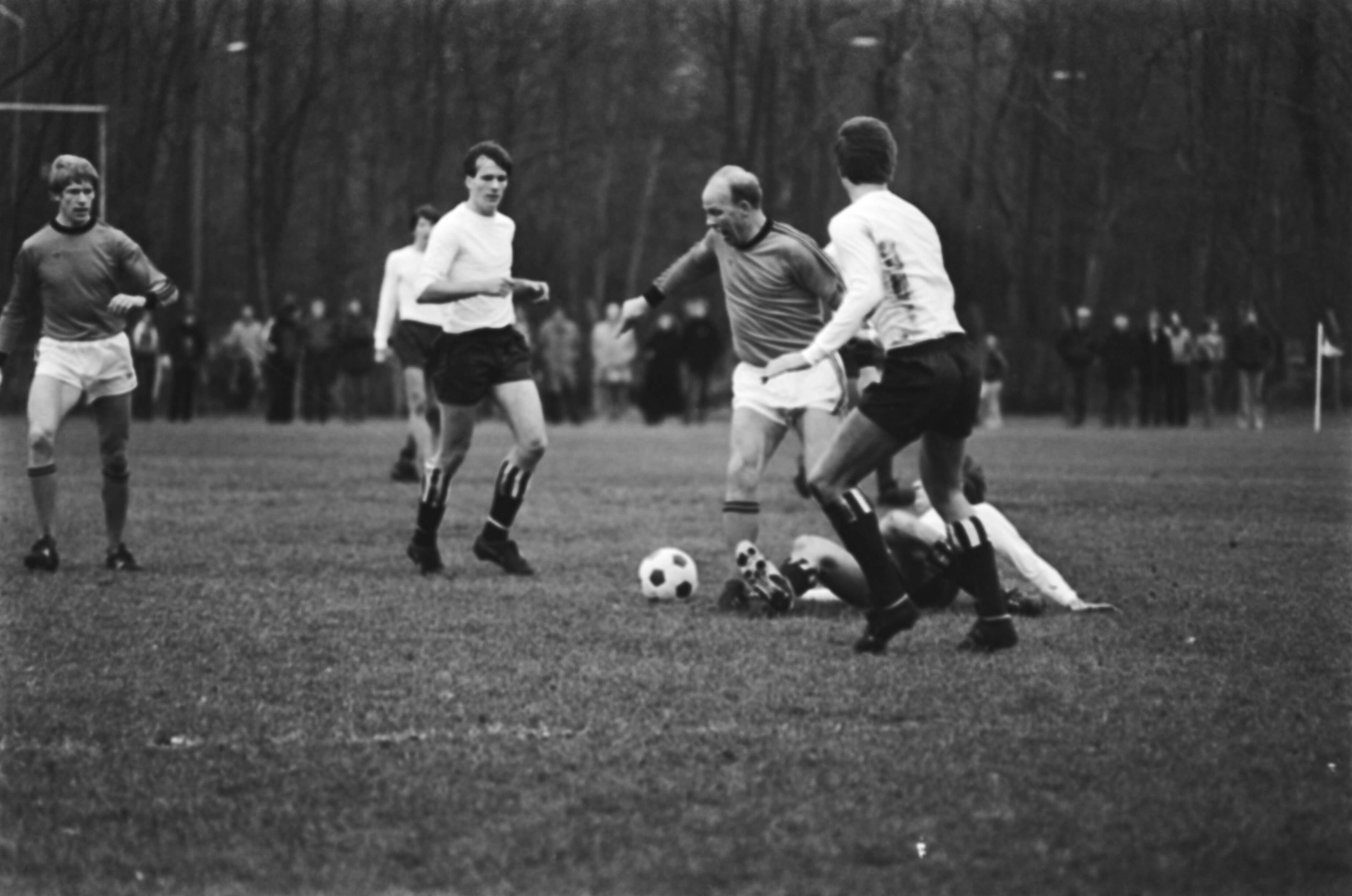 Fotocollectie Anefo — Koninklijke HFC tegen Oud Internationals in Haarlem(voetbal); Roel Wiersma in actie — Foto: Peters, Hans / Anefo. Licentie: Set B: Rechtenvrij / Publiek Domein. Bron: Nationaal Archief. http://hdl.handle.net/10648/aca96730-d0b4-102d-bcf8-003048976d84