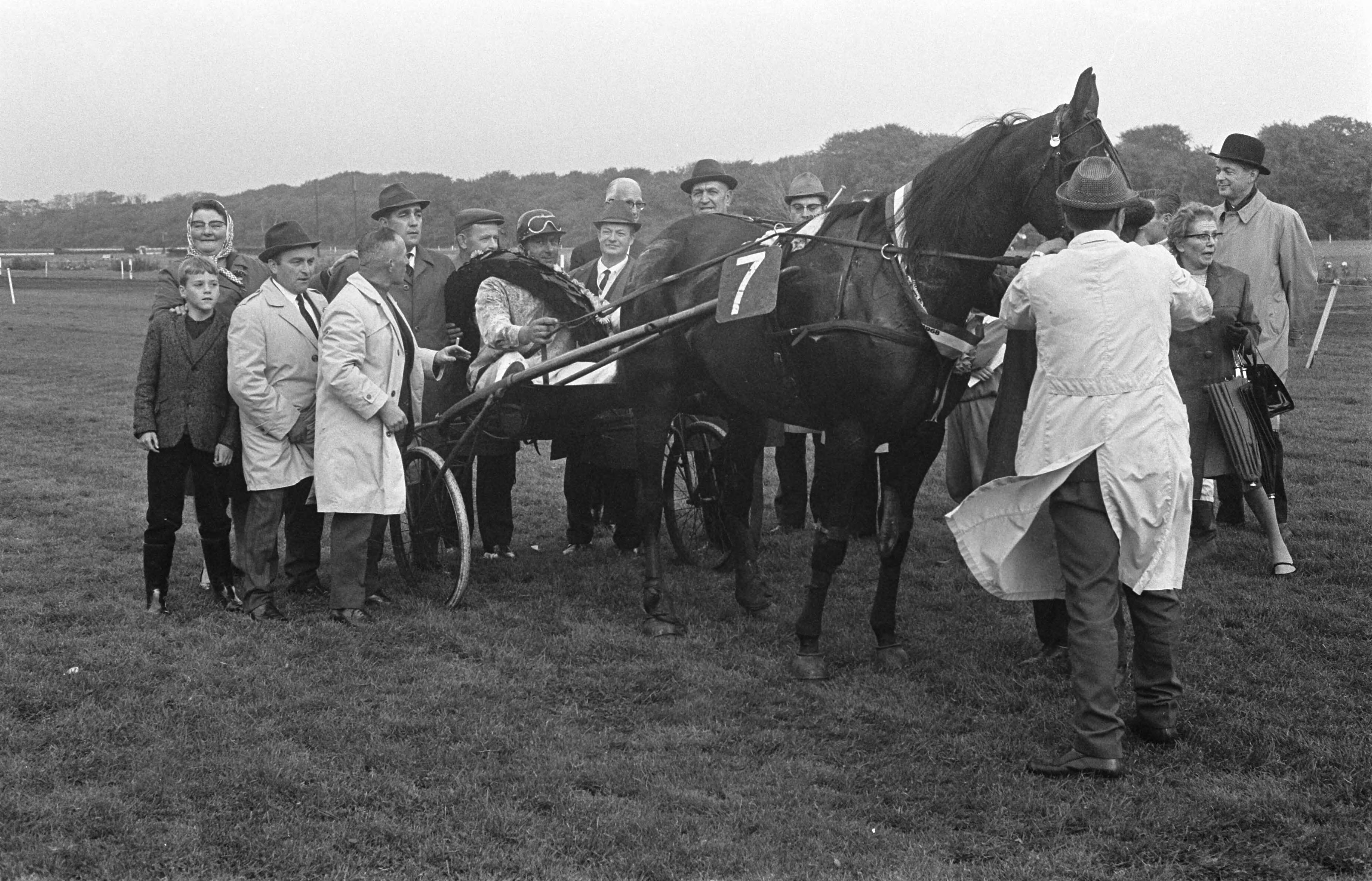 Draverijkampioenschappen Nederland-België 1968 op Duindigt — Paard en pikeur worden omringd door omstanders — Foto: Fotograaf Onbekend / Anefo. Licentie: Set B: Rechtenvrij / Publiek Domein. Bron: Nationaal Archief. http://hdl.handle.net/10648/ab4f58d6-d0b4-102d-bcf8-003048976d84