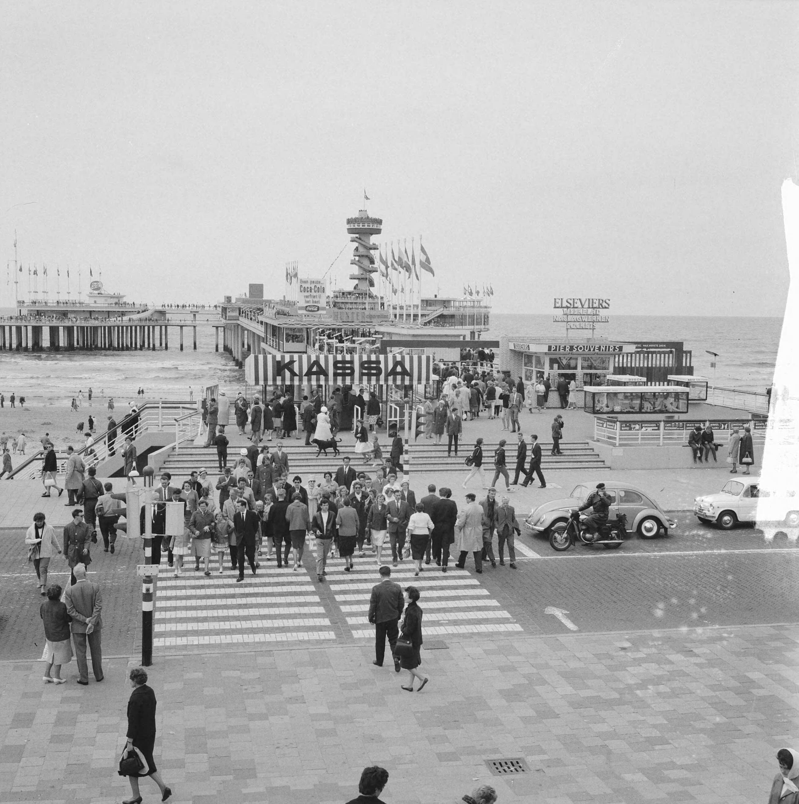 Fotocollectie Anefo — Pinkster-drukte in Scheveningen — Foto: Koch, Eric / Anefo. Licentie: Set B: Rechtenvrij / Publiek Domein. Bron: Nationaal Archief. http://hdl.handle.net/10648/aa0c0b2c-d0b4-102d-bcf8-003048976d84