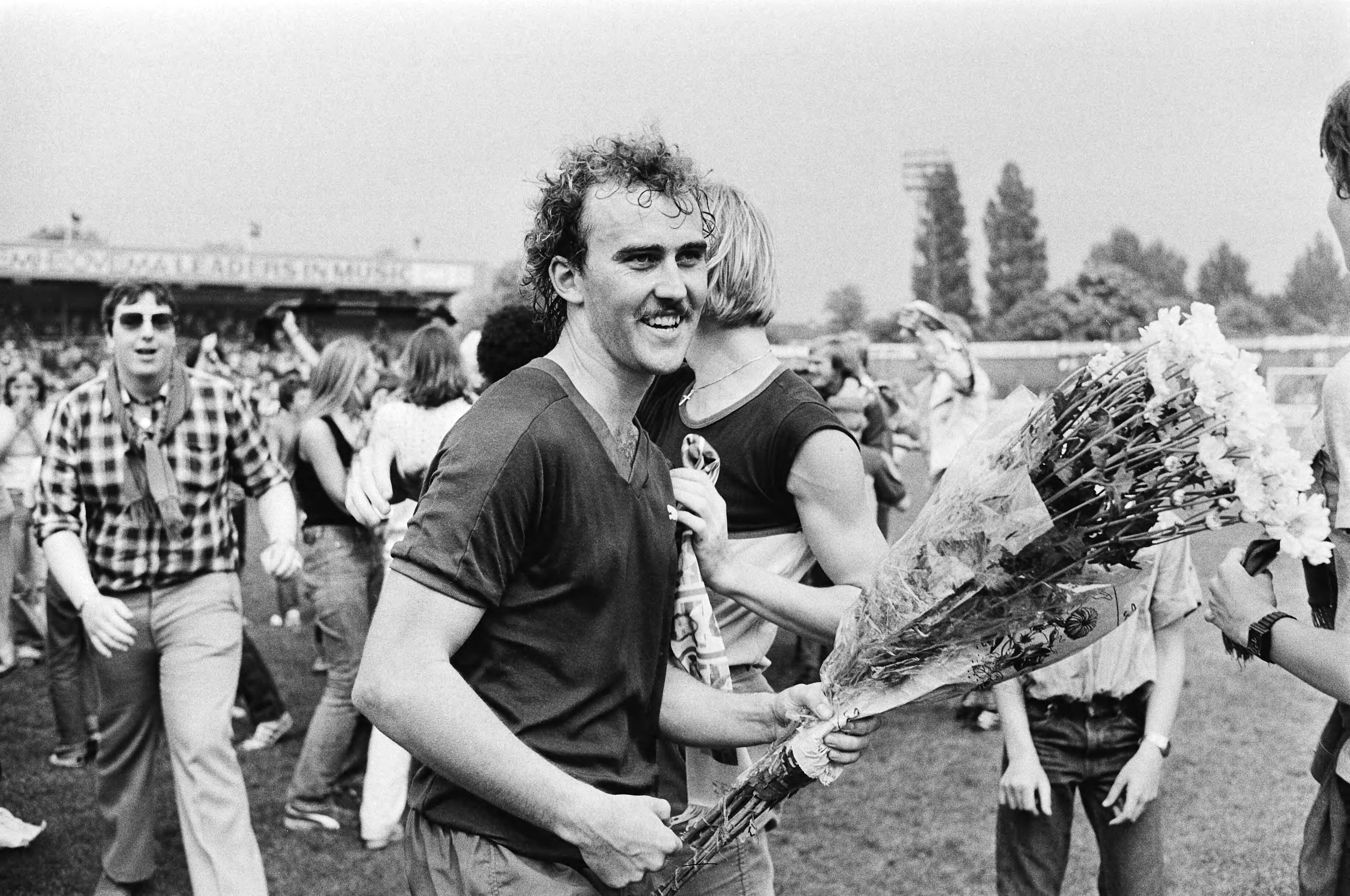 Haarlem - FC Den Haag 3-1 — Haarlem speler Rob de Kip met bloemen — Foto: Suyk, Koen / Anefo. Licentie: Set B: Rechtenvrij / Publiek Domein. Bron: Nationaal Archief. http://hdl.handle.net/10648/accb50b6-d0b4-102d-bcf8-003048976d84