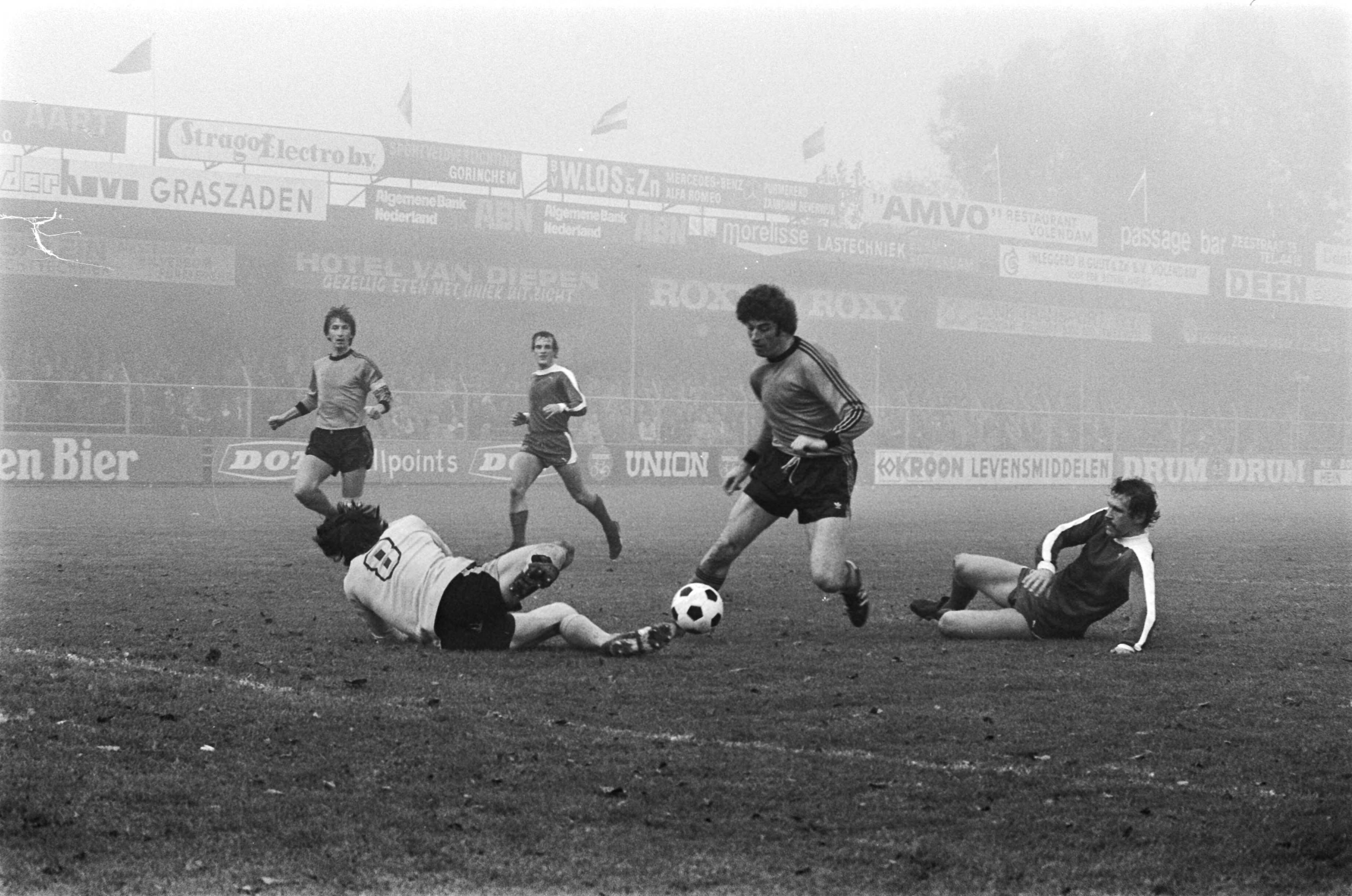 Fotocollectie Anefo — Volendam tegen FC Utrecht 3-3, Frank Kramer slalomt Utrechtse verdediging, op de grond doelman Istatov, recht Van Veen , Dick Bond scoort 2e doelpunt, (r) Kramer / — Foto: Verhoeff, Bert / Anefo. Licentie: Set B: Rechtenvrij / Publiek Domein. Bron: Nationaal Archief. http://hdl.handle.net/10648/aca48f76-d0b4-102d-bcf8-003048976d84