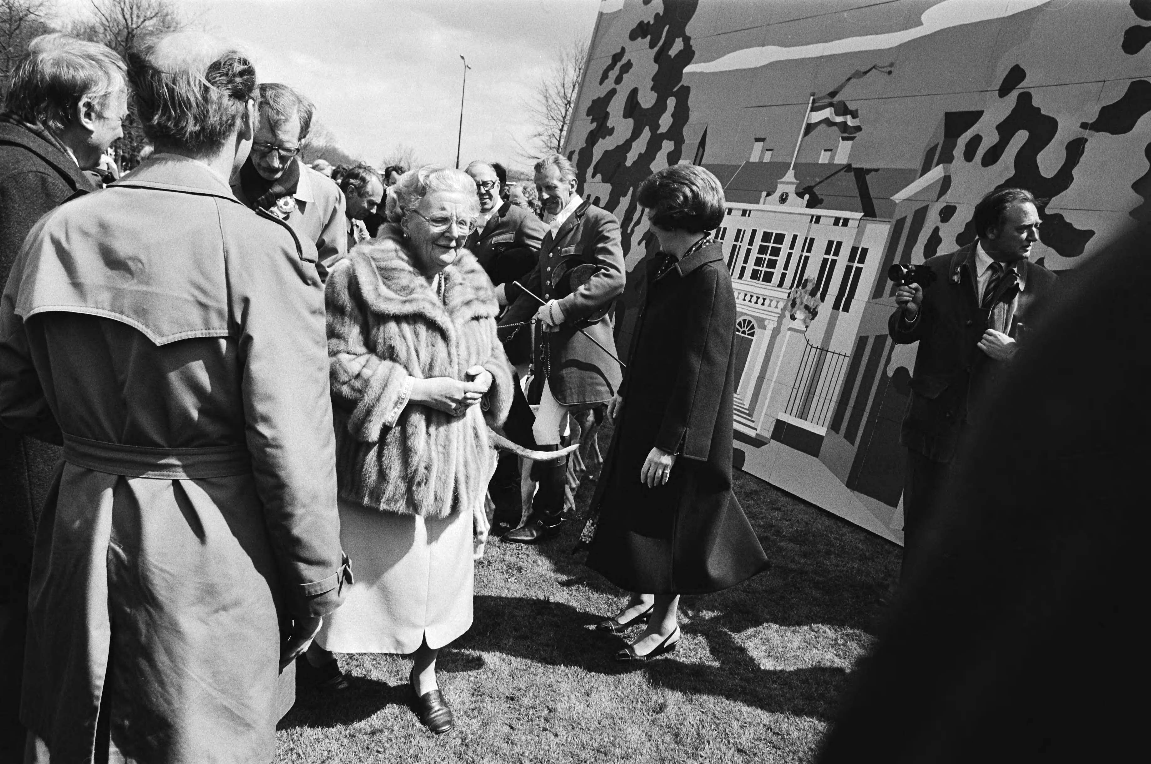 Defilé Soestdijk — Op het middenterrein — Foto: Croes, Rob C. / Anefo. Licentie: Set B: Rechtenvrij / Publiek Domein. Bron: Nationaal Archief. http://hdl.handle.net/10648/acc963fa-d0b4-102d-bcf8-003048976d84