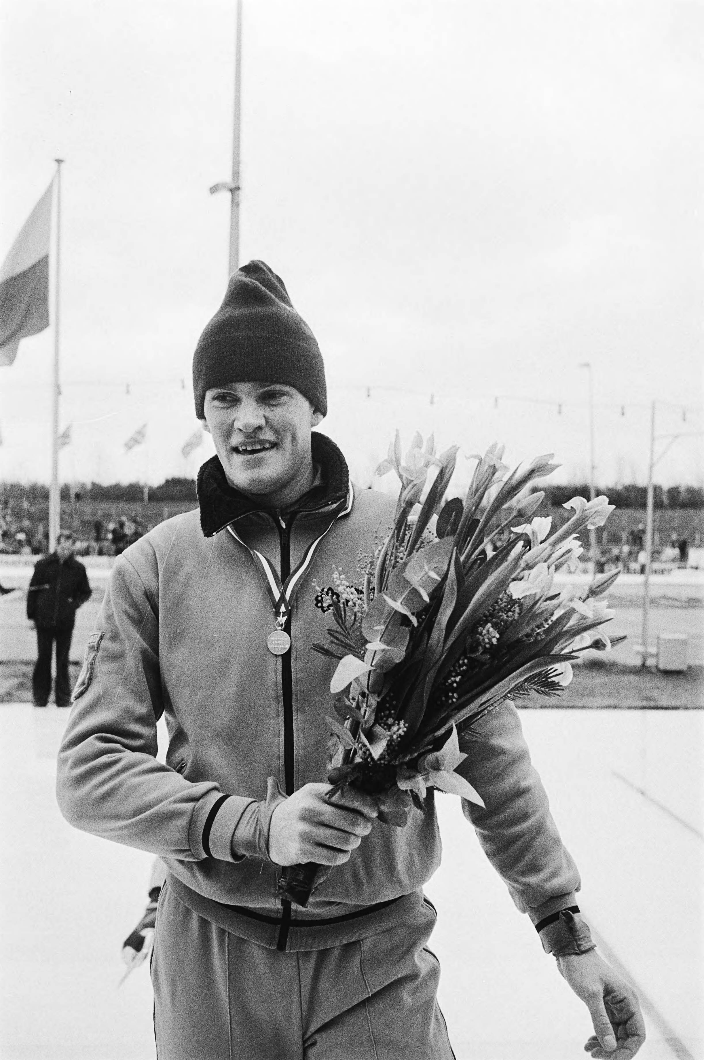 Fotocollectie Anefo — Nederlandse kampioenschappen schaatsen heren sprint in Den Haag. Nederlands kampioen Jan van de Roemer met bloemen. — Foto: Suyk, Koen / Anefo. Licentie: Set B: Rechtenvrij / Publiek Domein. Bron: Nationaal Archief. http://hdl.handle.net/10648/acd784b2-d0b4-102d-bcf8-003048976d84