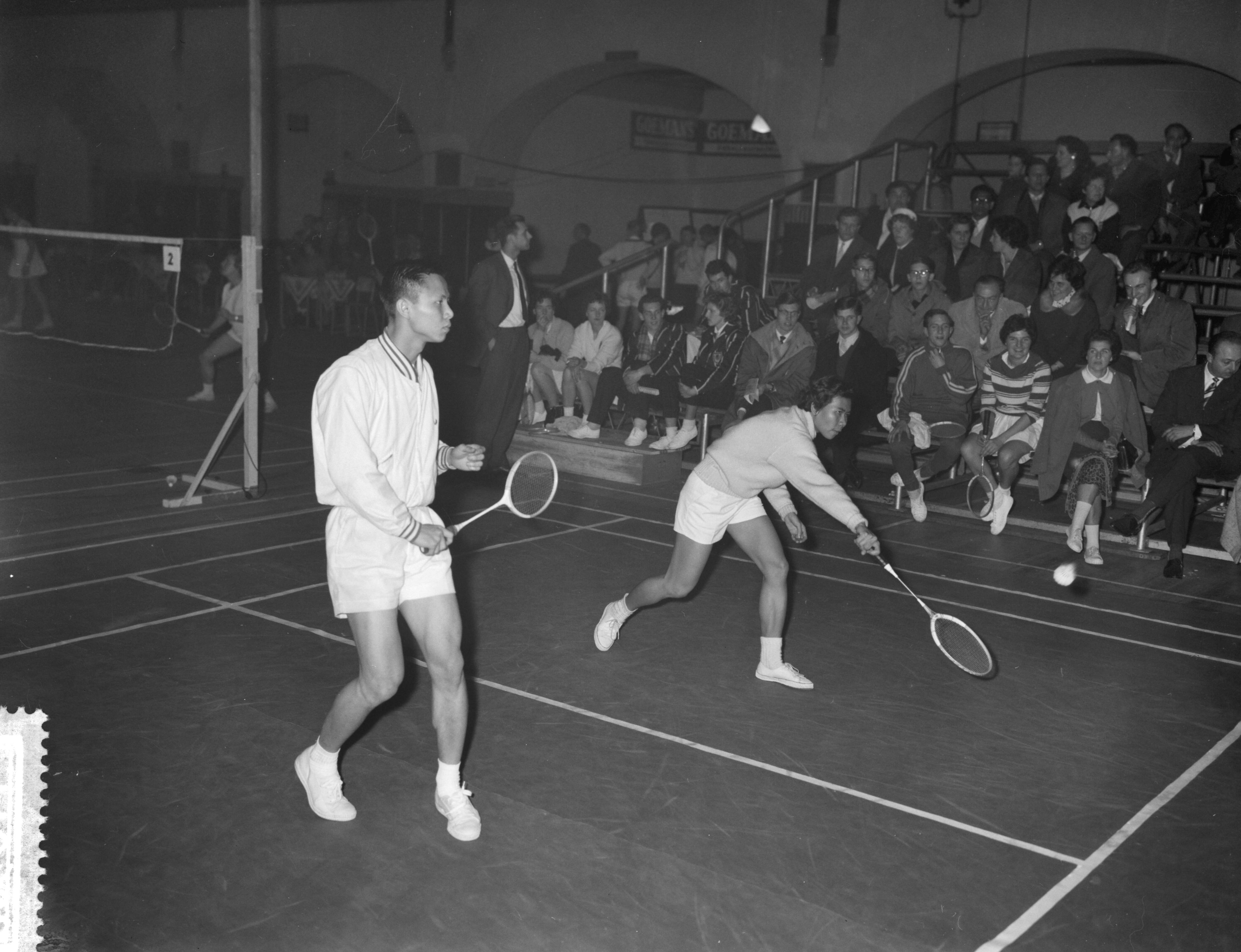 Fotocollectie Anefo — Internationale badmintonkampioenschap in het Krelagehuis te Haarlem. Gemengd dubbel Mej. Patruang Pattabongs (Thailand) en Lee Kin Tat (Malakka) — Foto: Rossem, Wim van / Anefo. Licentie: Set B: Rechtenvrij / Publiek Domein. Bron: Nationaal Archief. http://hdl.handle.net/10648/a9a83dae-d0b4-102d-bcf8-003048976d84
