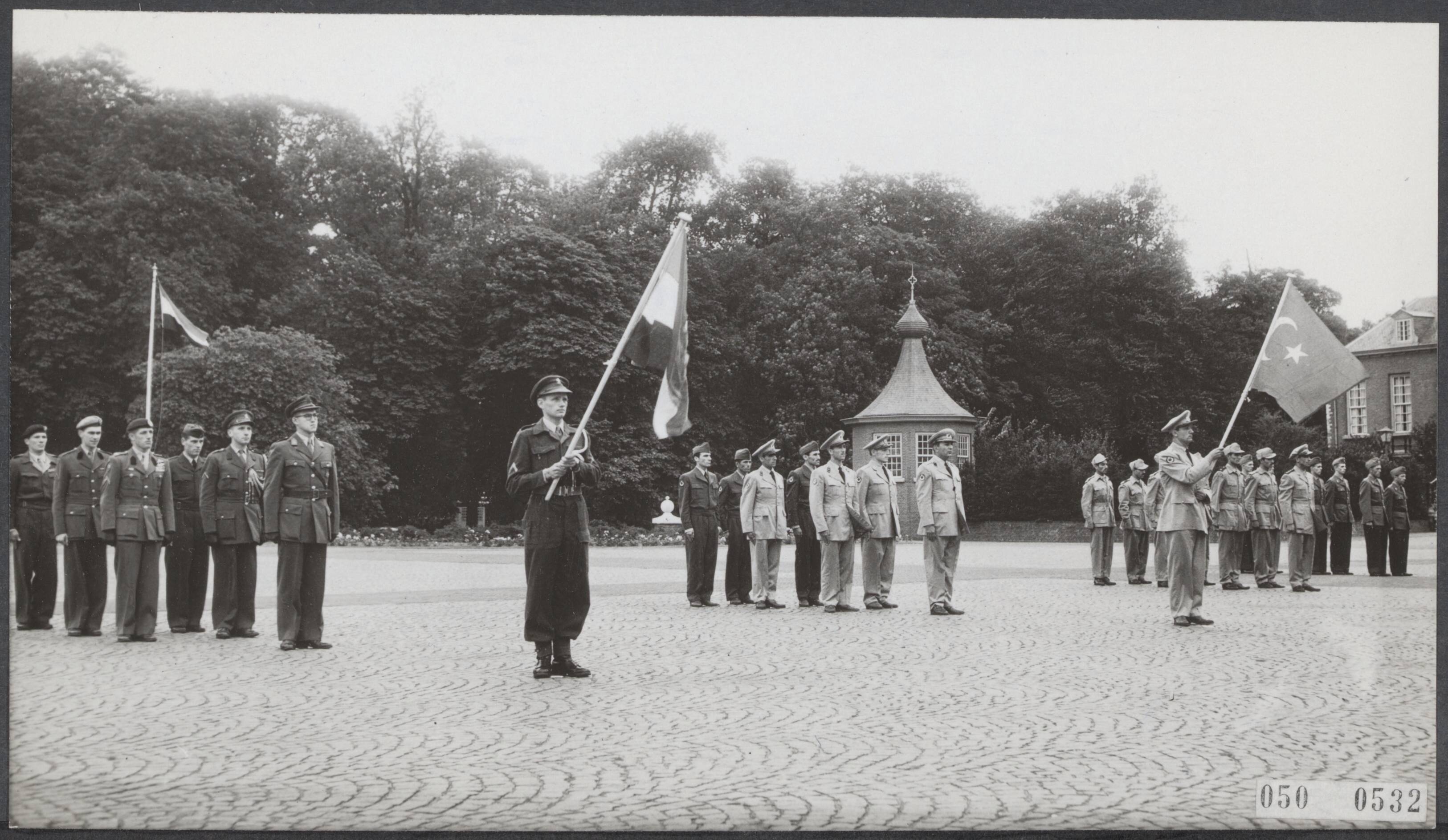 Fotocollectie Elsevier Binnenland — Internationale militaire vijfkamp 1955 te Breda op het terrein van de KMA geopend. De Nederlandse en Turkse militaire ploeg tijdens het spelen der volksliederen — Foto: Fotograaf Onbekend / Anefo. Licentie: Set B: Rechtenvrij / Publiek Domein. Bron: Nationaal Archief. http://hdl.handle.net/10648/ae034d3a-d0b4-102d-bcf8-003048976d84