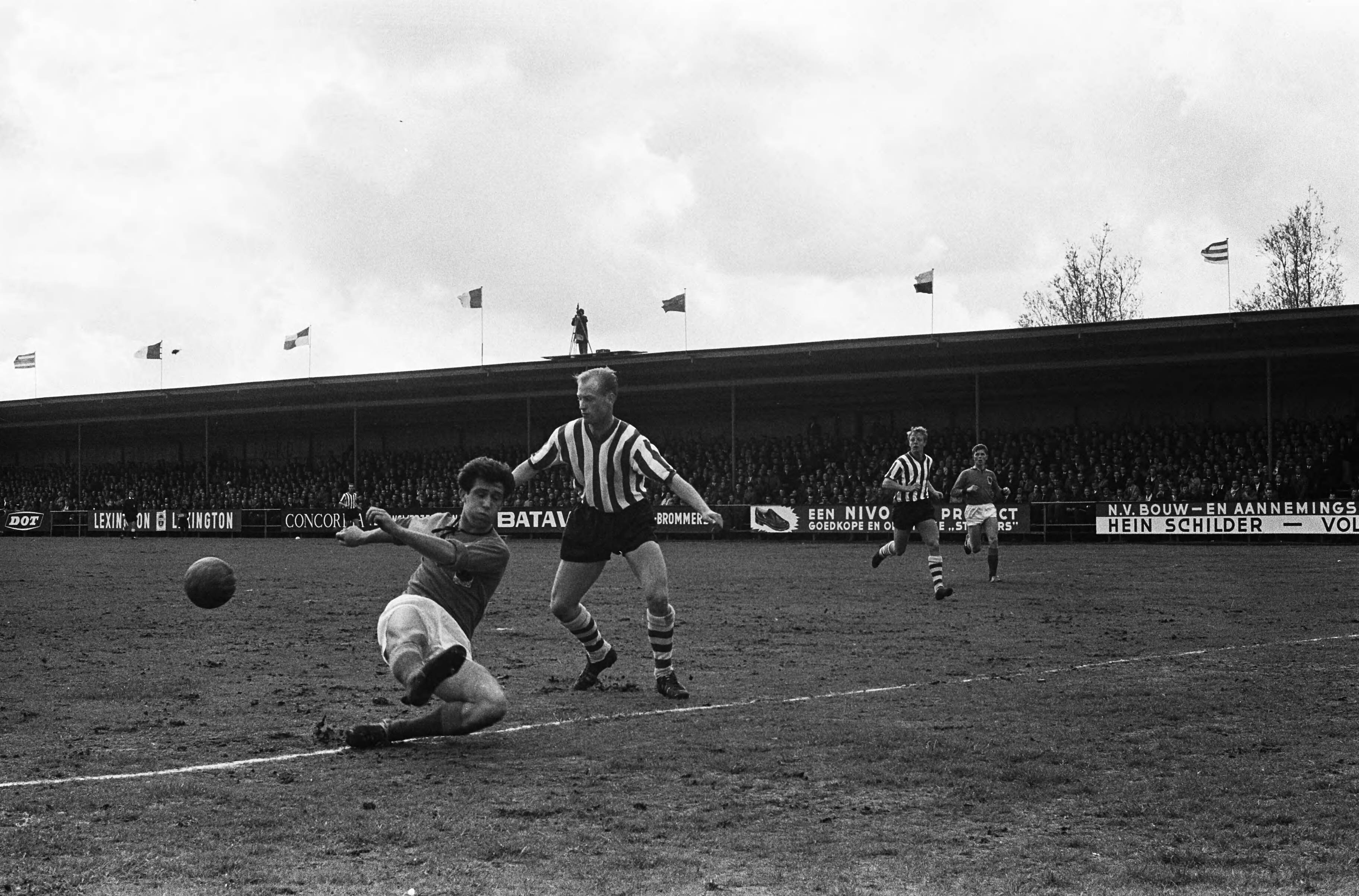 Fotocollectie Anefo — Voetbal. Volendam tegen Sparta 2-1. Spelmoment, Pelk van Volendam in duel met Gerrie Ter Horst van Sparta — Foto: Gelderen, Hugo van / Anefo. Licentie: Set B: Rechtenvrij / Publiek Domein. Bron: Nationaal Archief. http://hdl.handle.net/10648/aa377b7c-d0b4-102d-bcf8-003048976d84