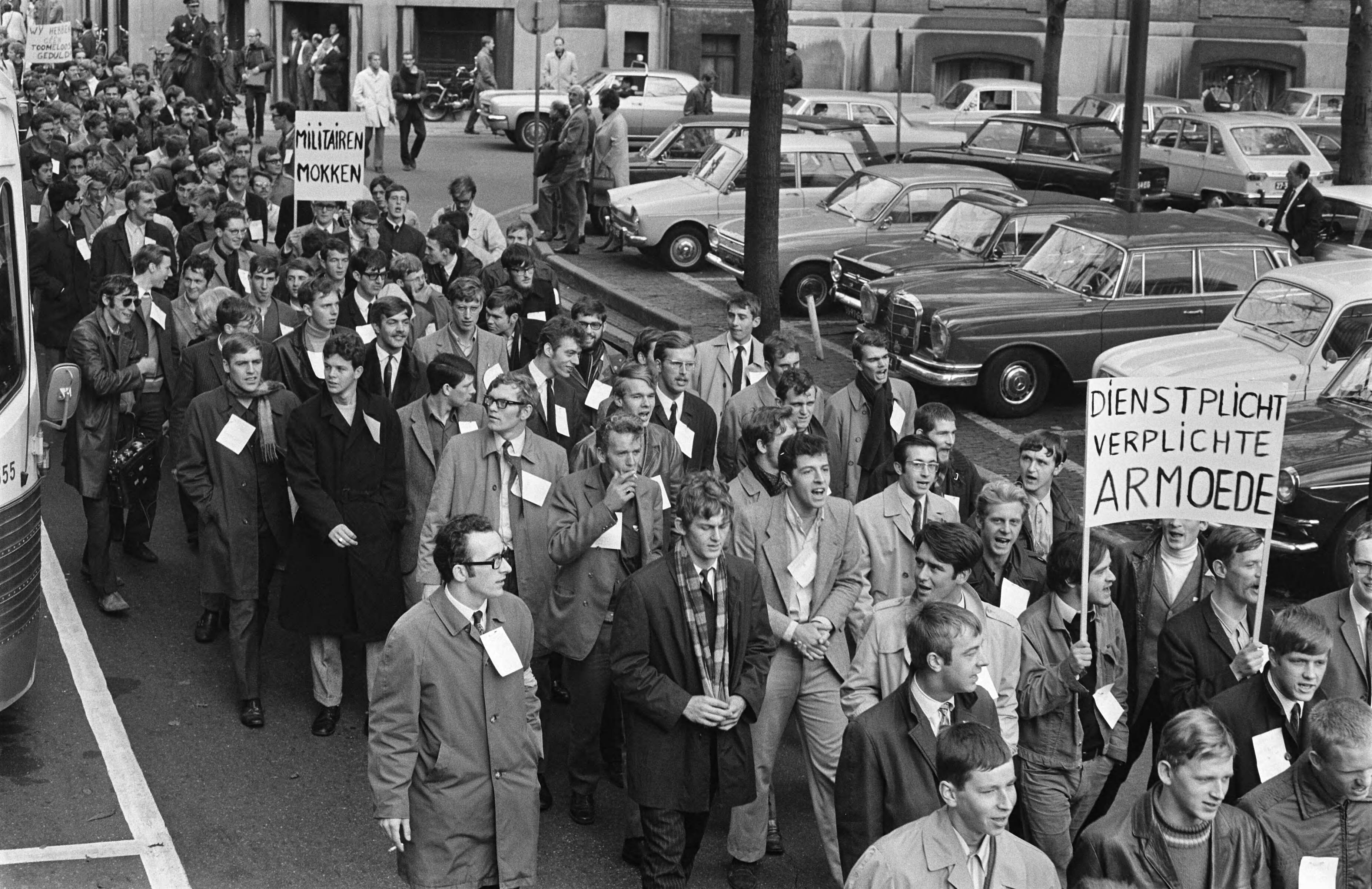 Fotocollectie Anefo — Dienstplichtige militairen demonstreren met borden voor meer salaris Den Haag . Demonstranten — Foto: Evers, Joost / Anefo. Licentie: Set B: Rechtenvrij / Publiek Domein. Bron: Nationaal Archief. http://hdl.handle.net/10648/ab7f36aa-d0b4-102d-bcf8-003048976d84