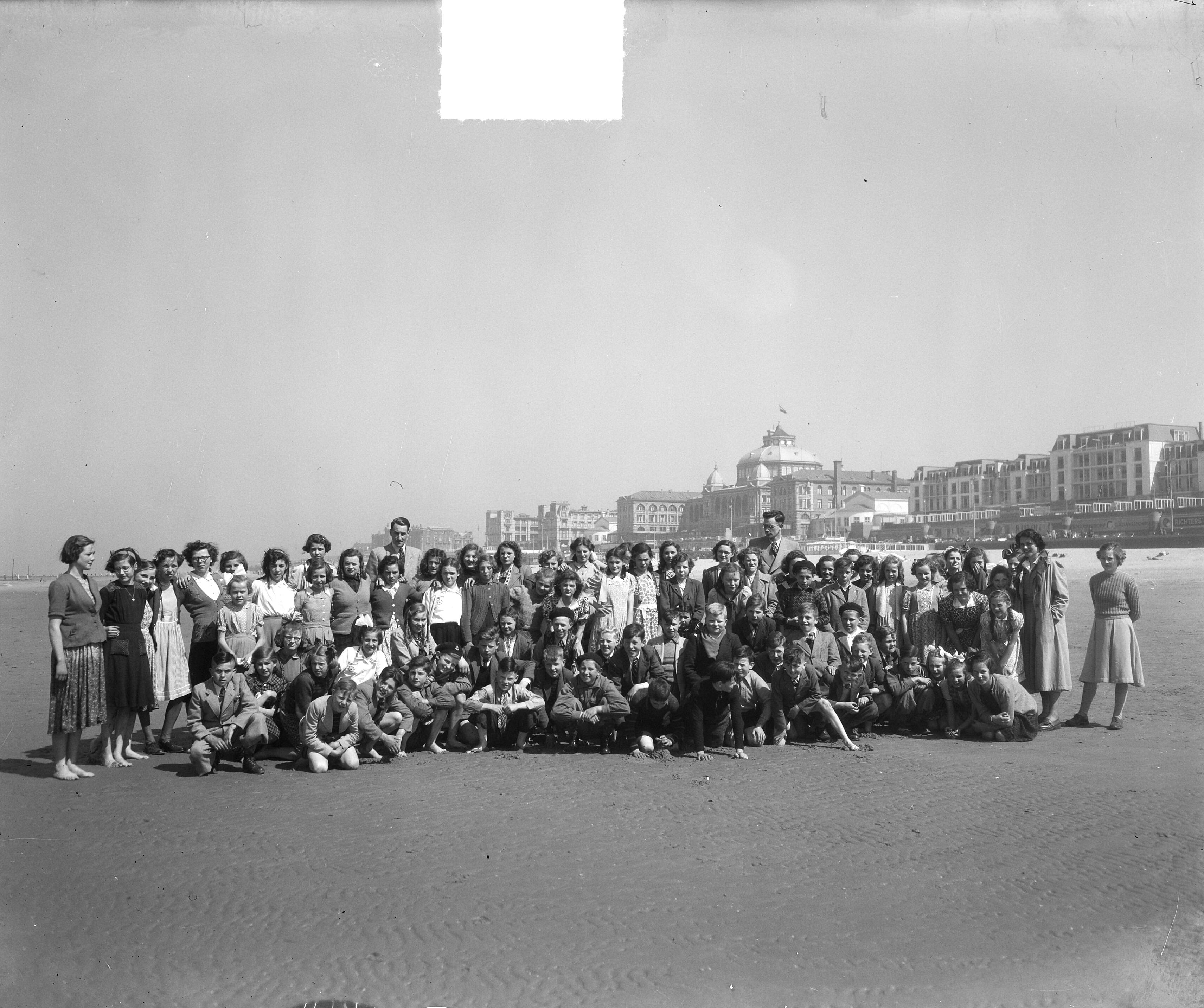 Fotocollectie Anefo — Voorjaar in Scheveningen groep — Foto: Duinen, H. van / Anefo. Licentie: Set B: Rechtenvrij / Publiek Domein. Bron: Nationaal Archief. http://hdl.handle.net/10648/a8e91820-d0b4-102d-bcf8-003048976d84