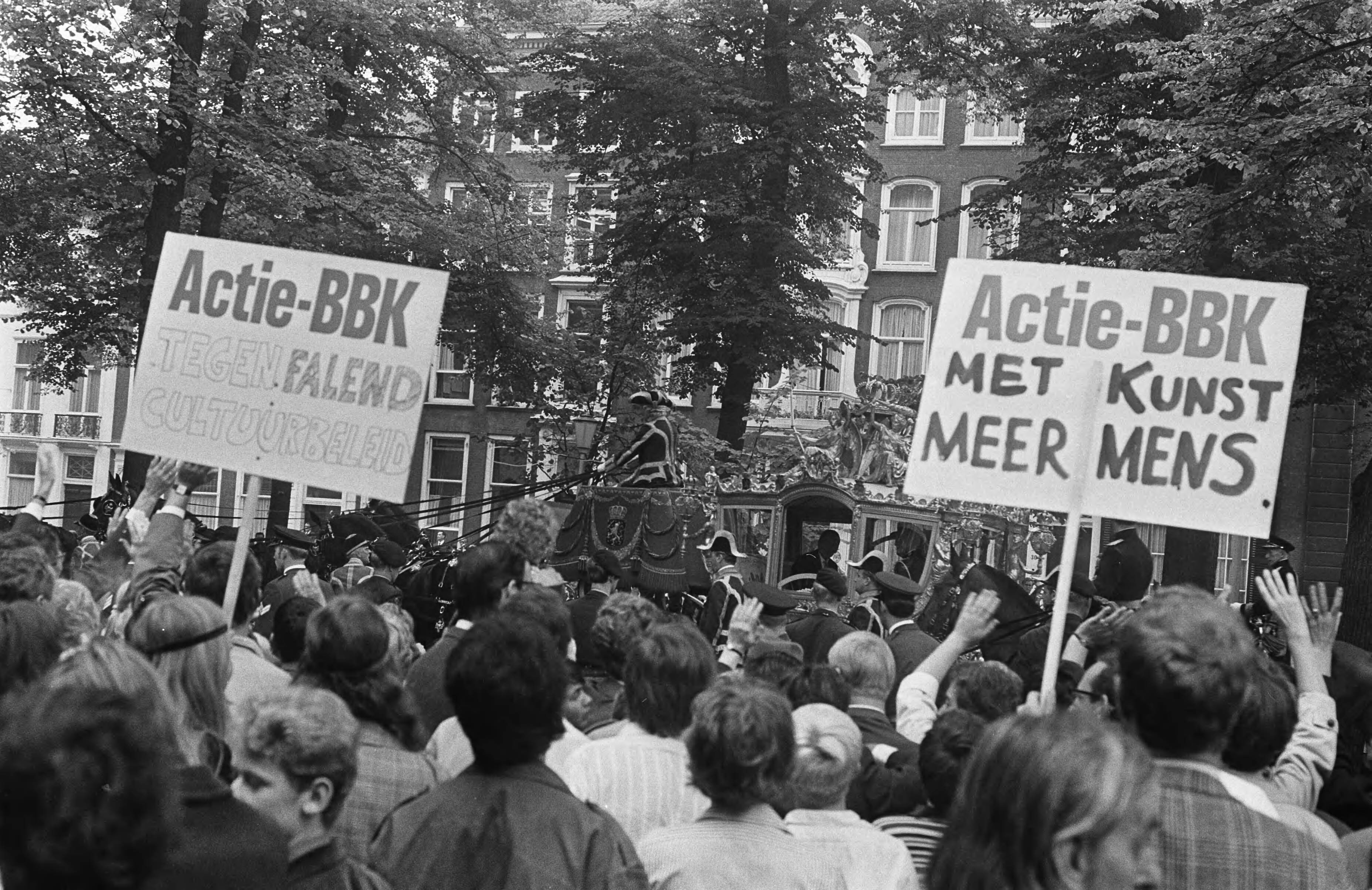 Fotocollectie Anefo — Kunstenaars van de BBK protesteren met borden tegen het cultuurbeleid op Lange Voorhout Den Haag tijdens rit Kon. Fam. naar Pal. Lange Voorhout : de protesterende — Foto: Koch, Eric / Anefo. Licentie: Set B: Rechtenvrij / Publiek Domein. Bron: Nationaal Archief. http://hdl.handle.net/10648/ab79fb0e-d0b4-102d-bcf8-003048976d84